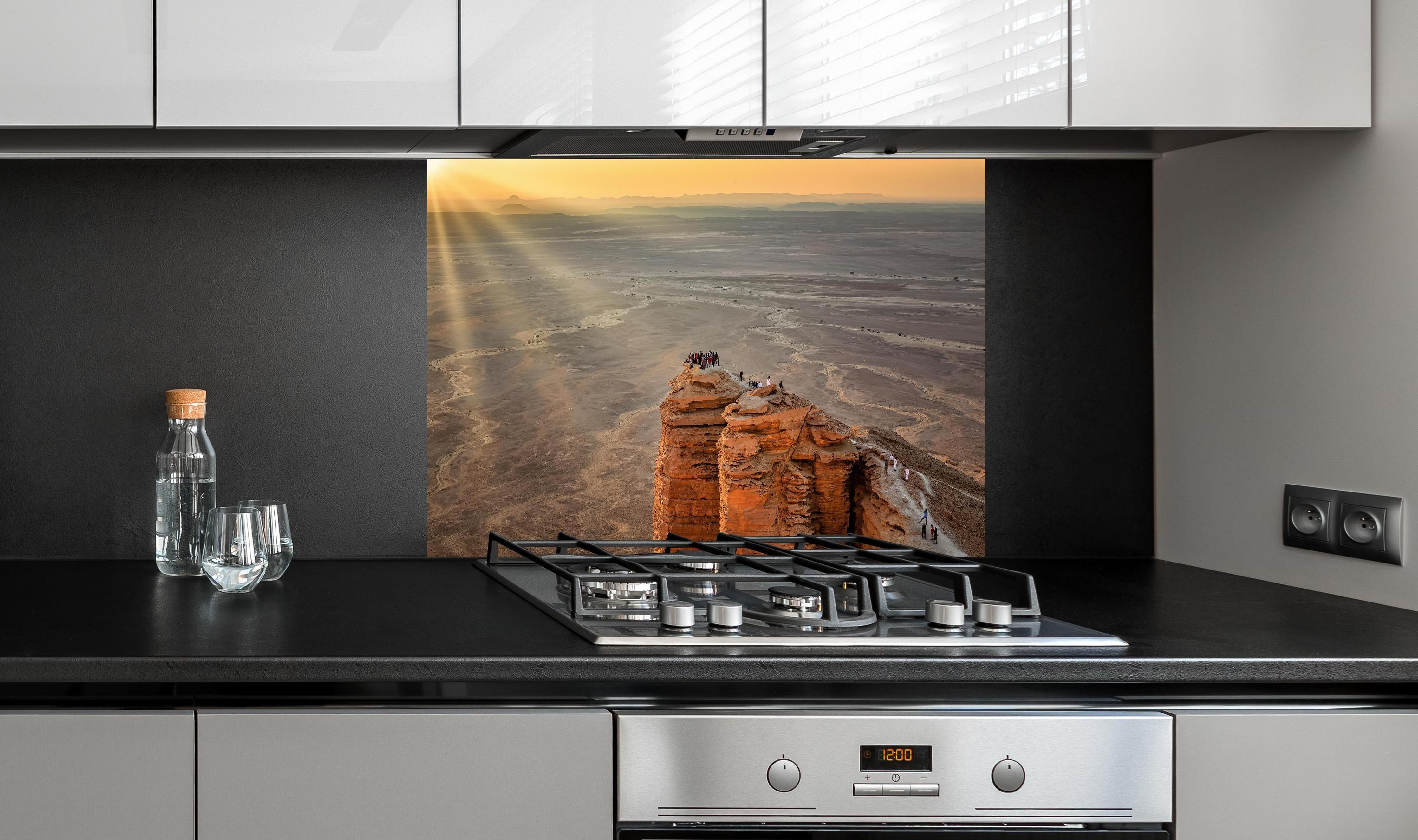 Spritzschutz - Arabien Edge of the World hinter einem Cerankochfeld zwischen Holz-Kochutensilien
