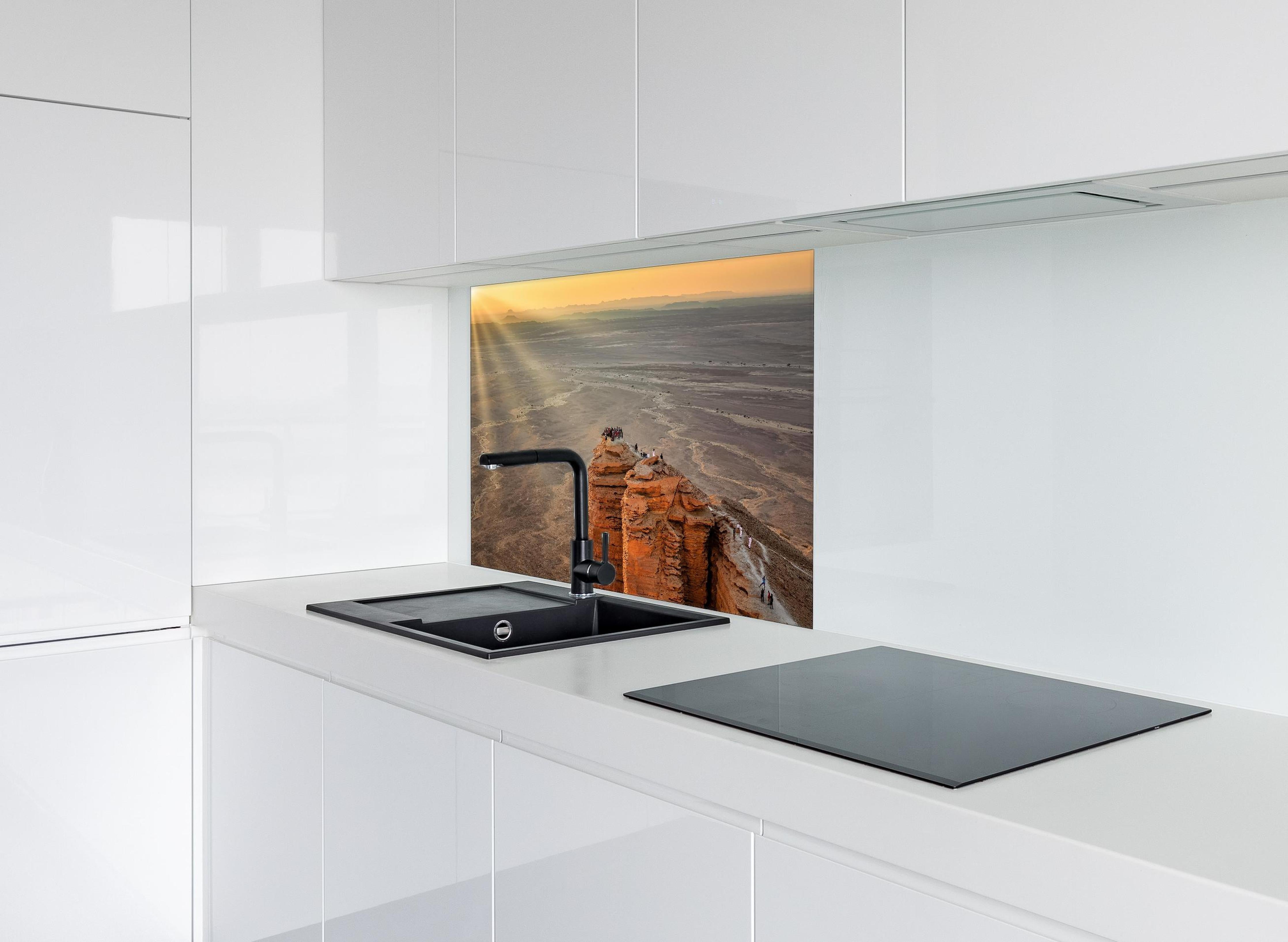 Spritzschutz - Arabien Edge of the World hinter einem Cerankochfeld zwischen Holz-Kochutensilien
