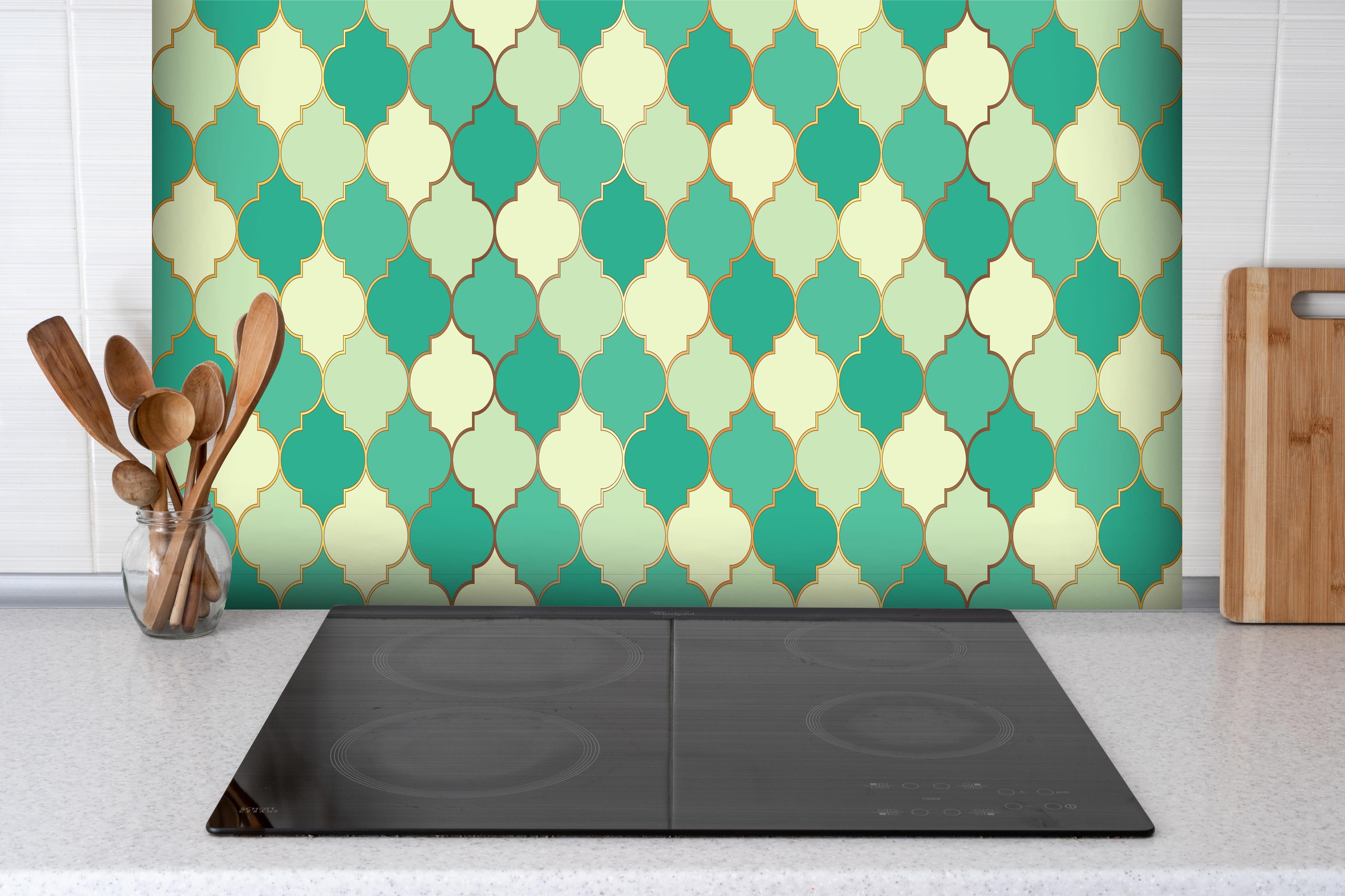 Spritzschutz - Arabische Marokkanische Muster in Türkis-Beige hinter einem Cerankochfeld zwischen Holz-Kochutensilien
