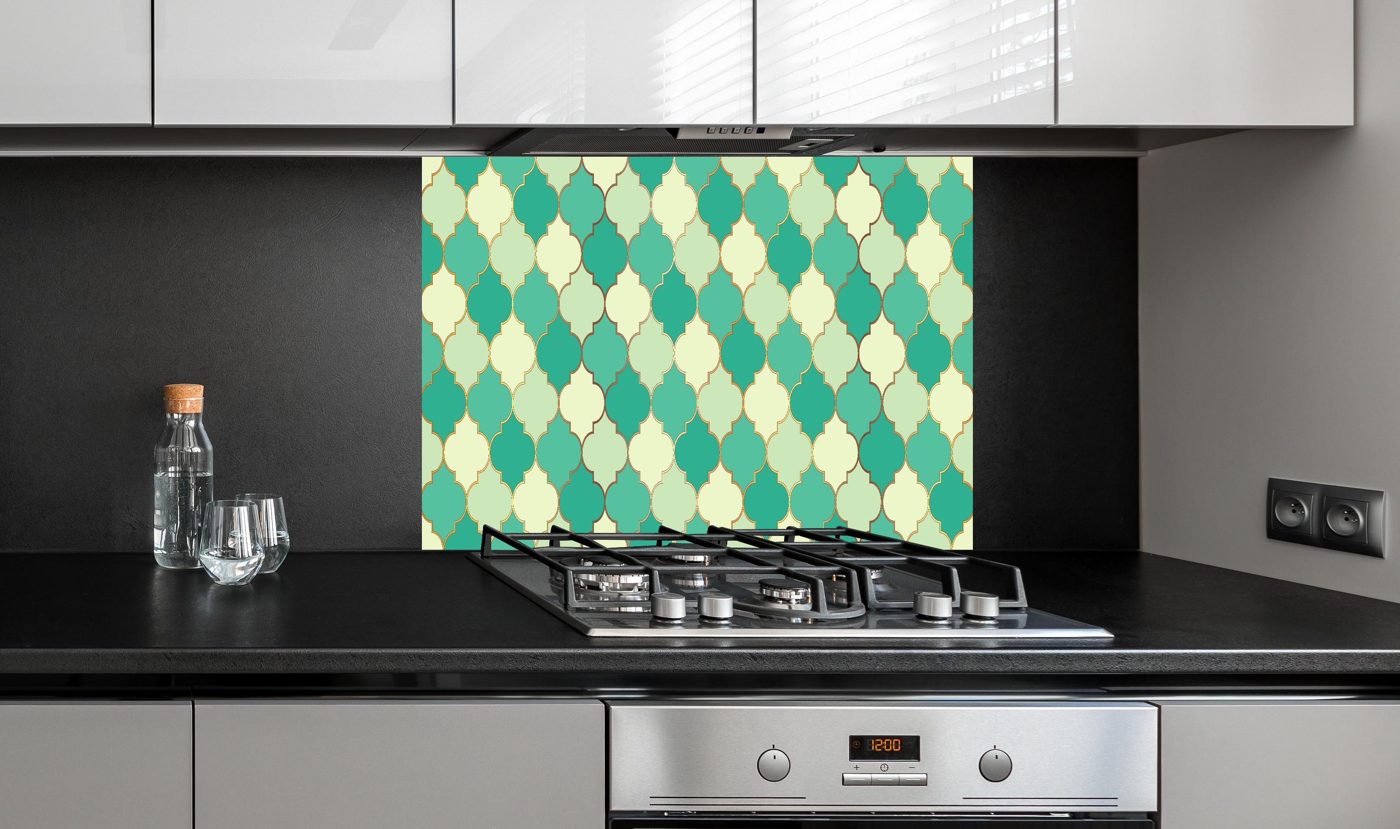 Spritzschutz - Arabische Marokkanische Muster in Türkis-Beige hinter einem Cerankochfeld zwischen Holz-Kochutensilien
