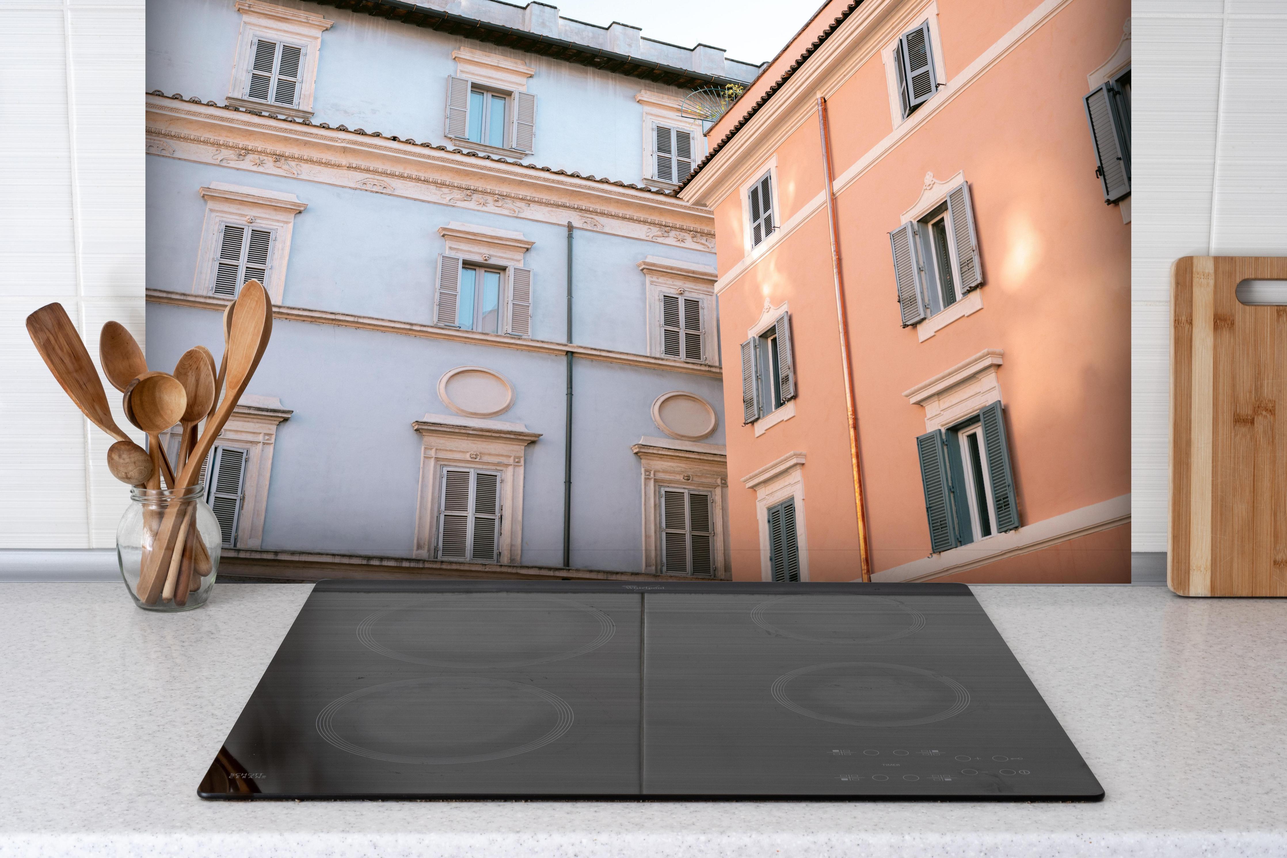 Spritzschutz - Architektur Trastevere Flieder Pink Fassaden hinter einem Cerankochfeld zwischen Holz-Kochutensilien
