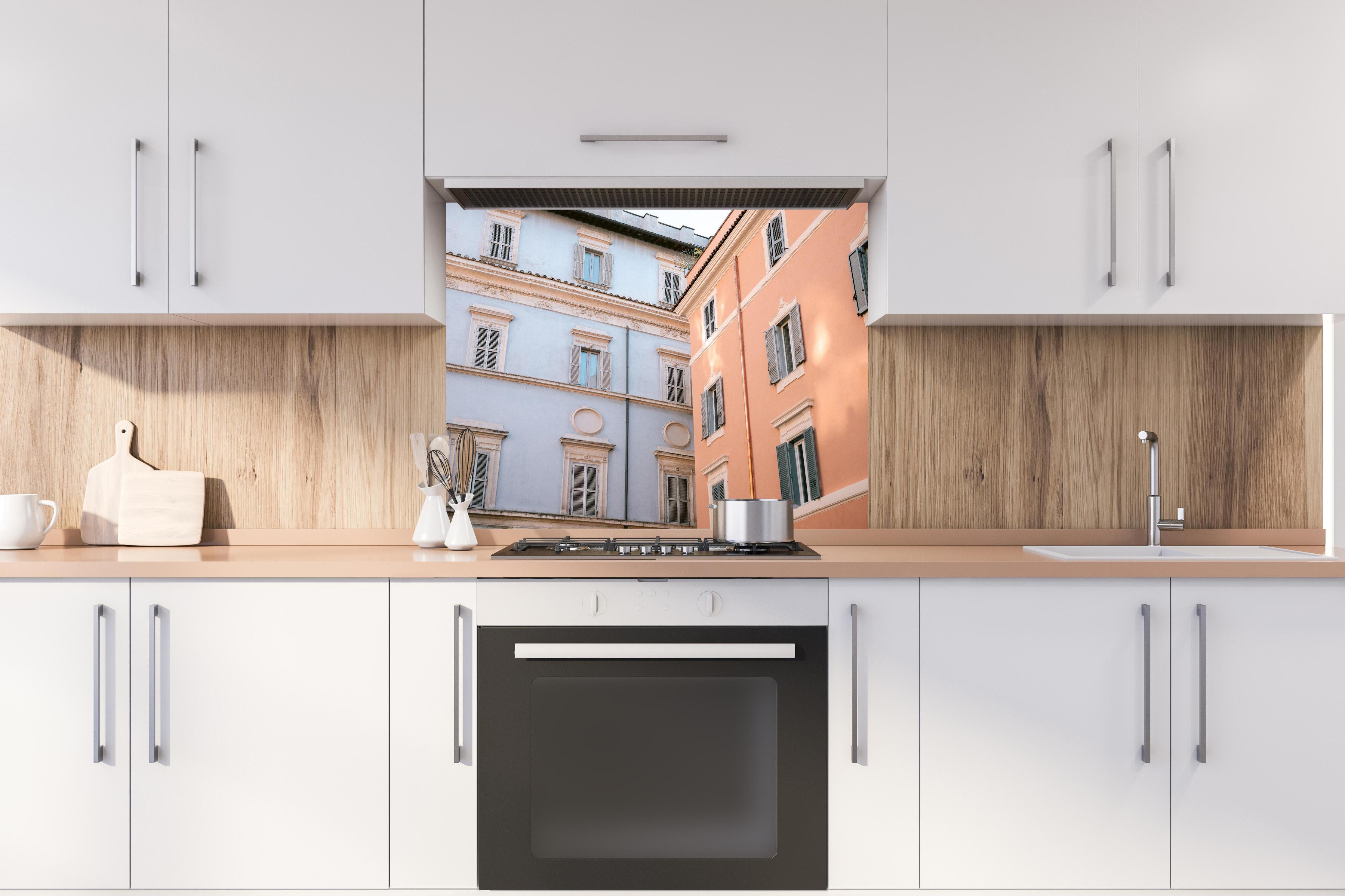 Spritzschutz - Architektur Trastevere Flieder Pink Fassaden hinter einem Cerankochfeld zwischen Holz-Kochutensilien
