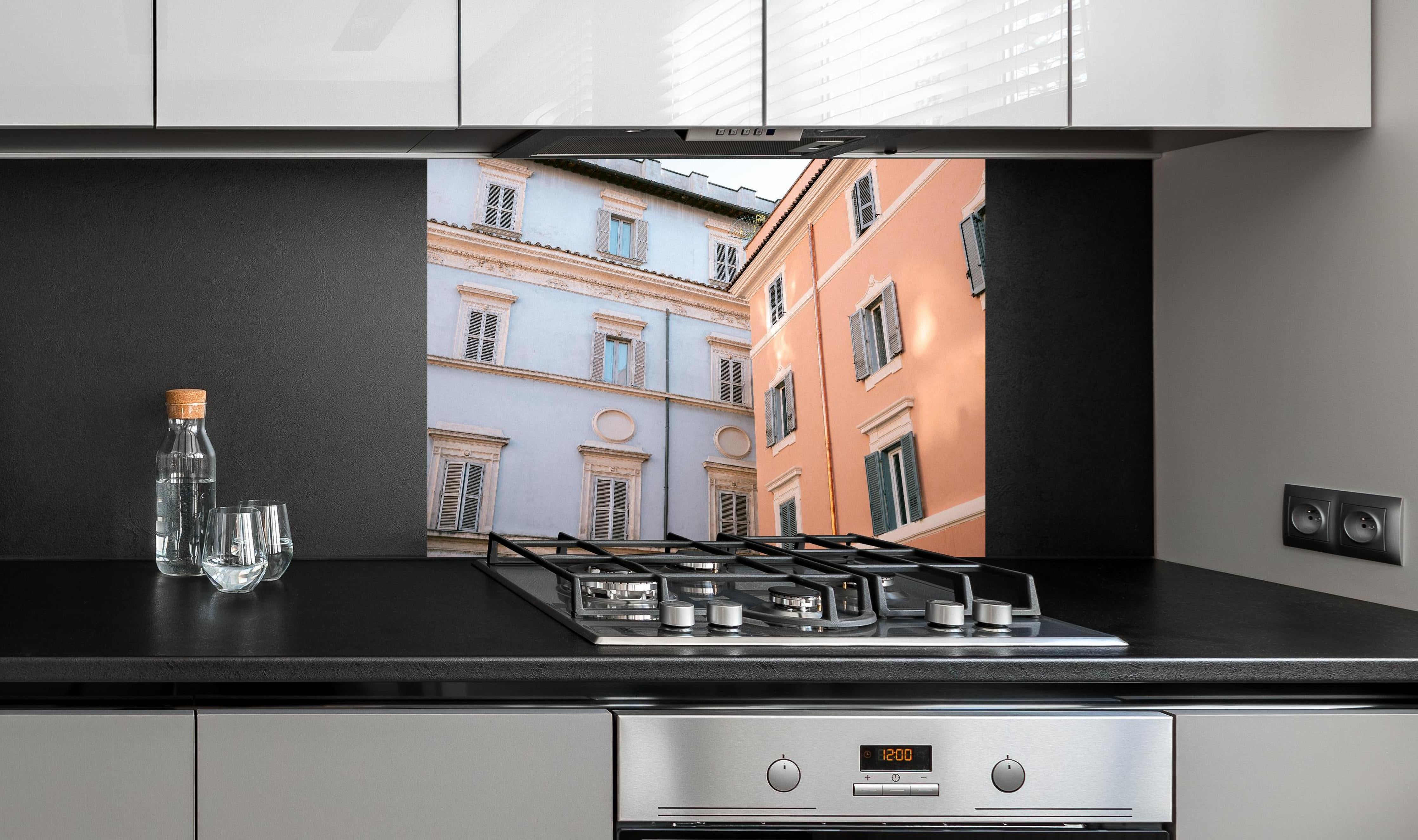 Spritzschutz - Architektur Trastevere Flieder Pink Fassaden hinter einem Cerankochfeld zwischen Holz-Kochutensilien
