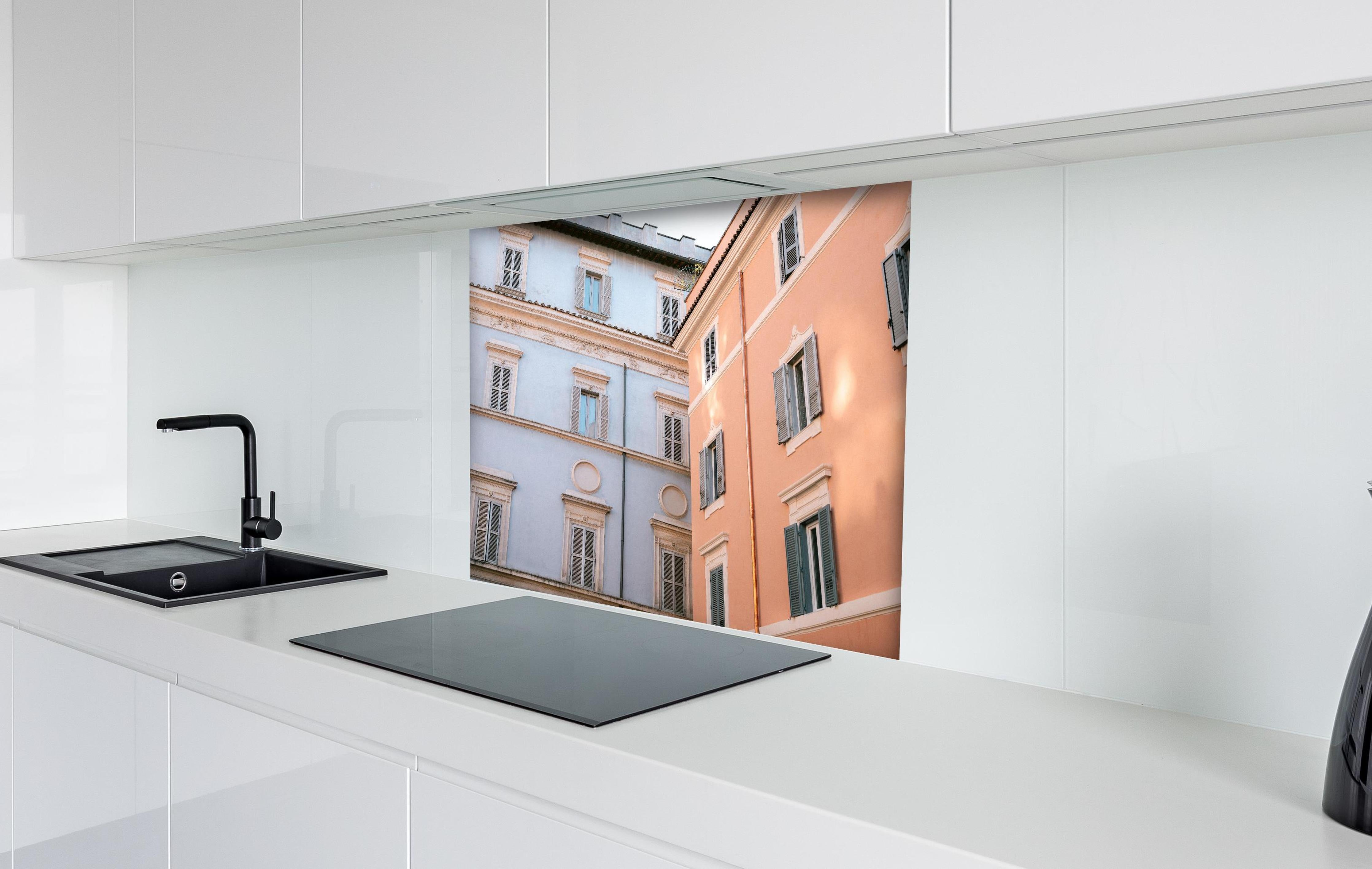 Spritzschutz - Architektur Trastevere Flieder Pink Fassaden hinter einem Cerankochfeld zwischen Holz-Kochutensilien
