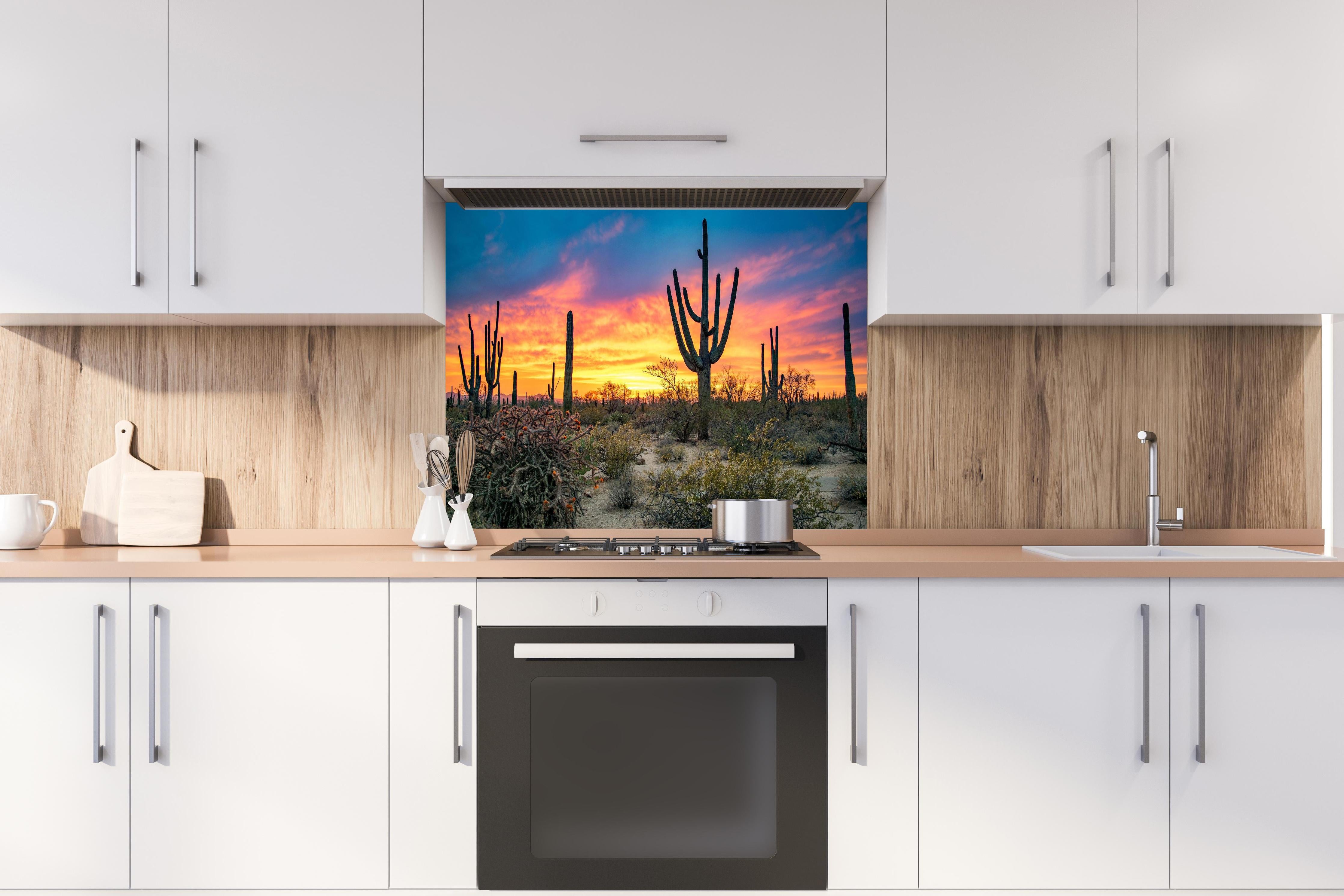 Spritzschutz - Arizona Wüste mit Kaktus Sonnenuntergang hinter einem Cerankochfeld zwischen Holz-Kochutensilien

