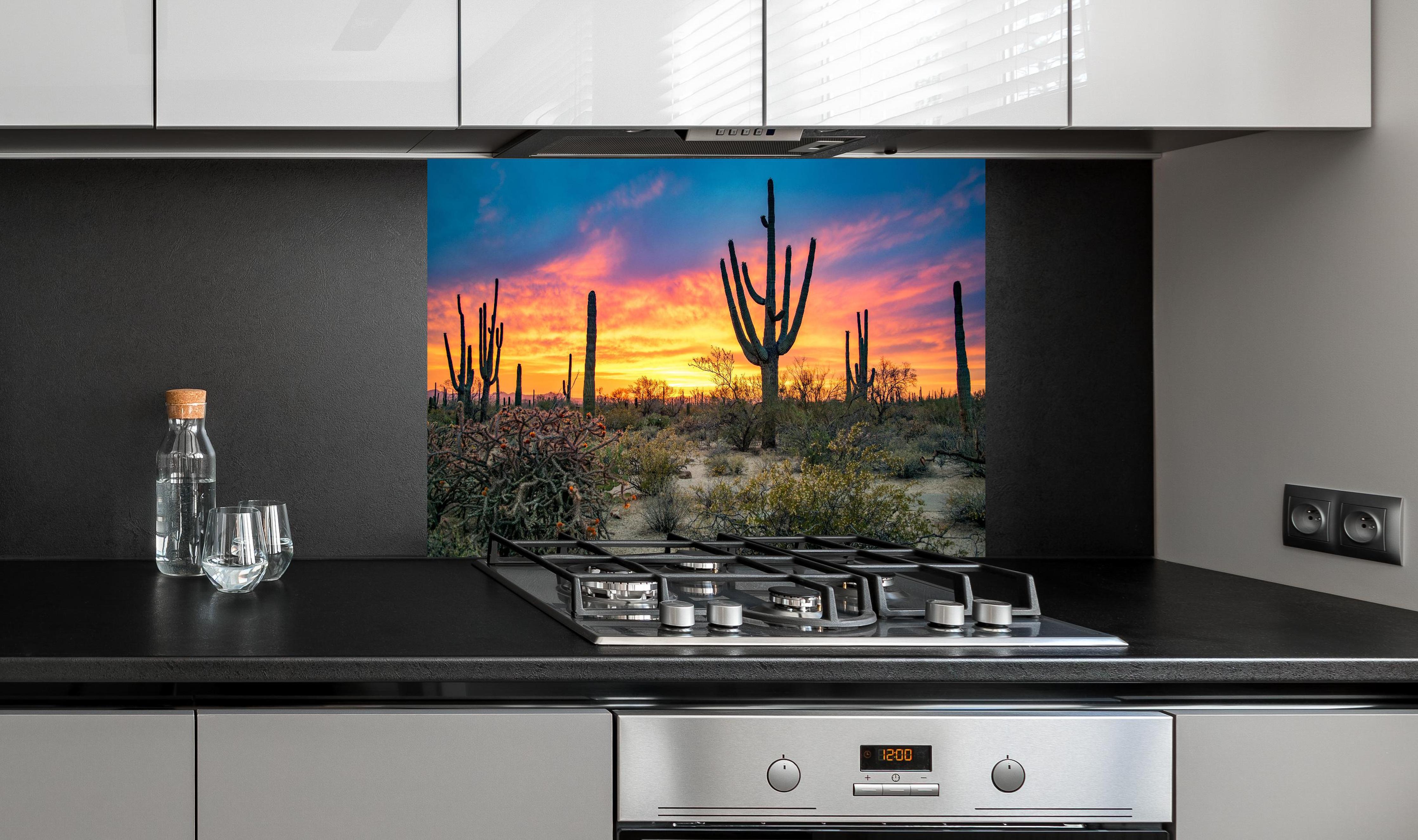 Spritzschutz - Arizona Wüste mit Kaktus Sonnenuntergang hinter einem Cerankochfeld zwischen Holz-Kochutensilien

