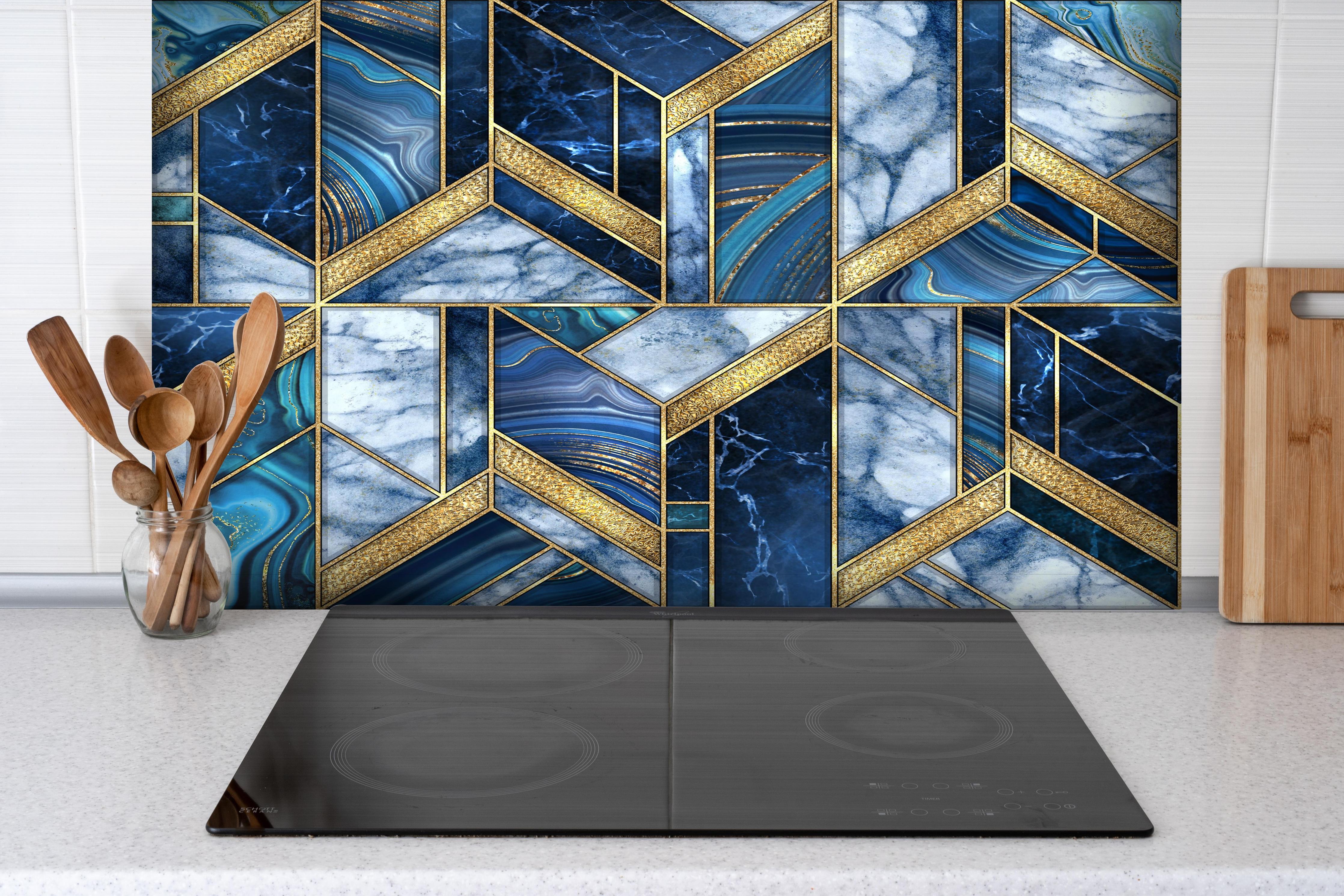 Spritzschutz - Art Deco Marmor Blau Gold Mosaik hinter einem Cerankochfeld zwischen Holz-Kochutensilien
