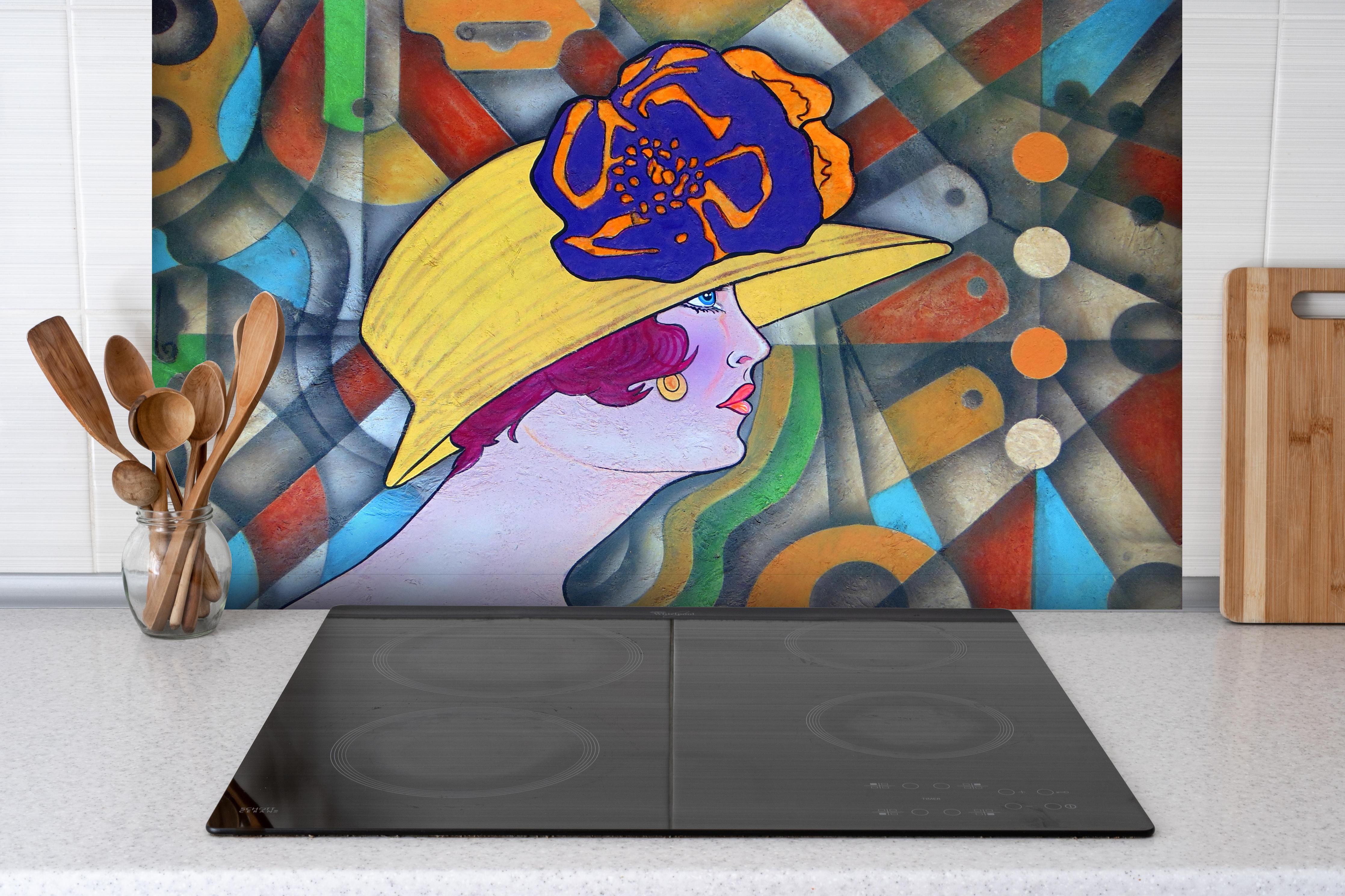 Spritzschutz - Art Deco Portrait Frau in Farbexplosion hinter einem Cerankochfeld zwischen Holz-Kochutensilien
