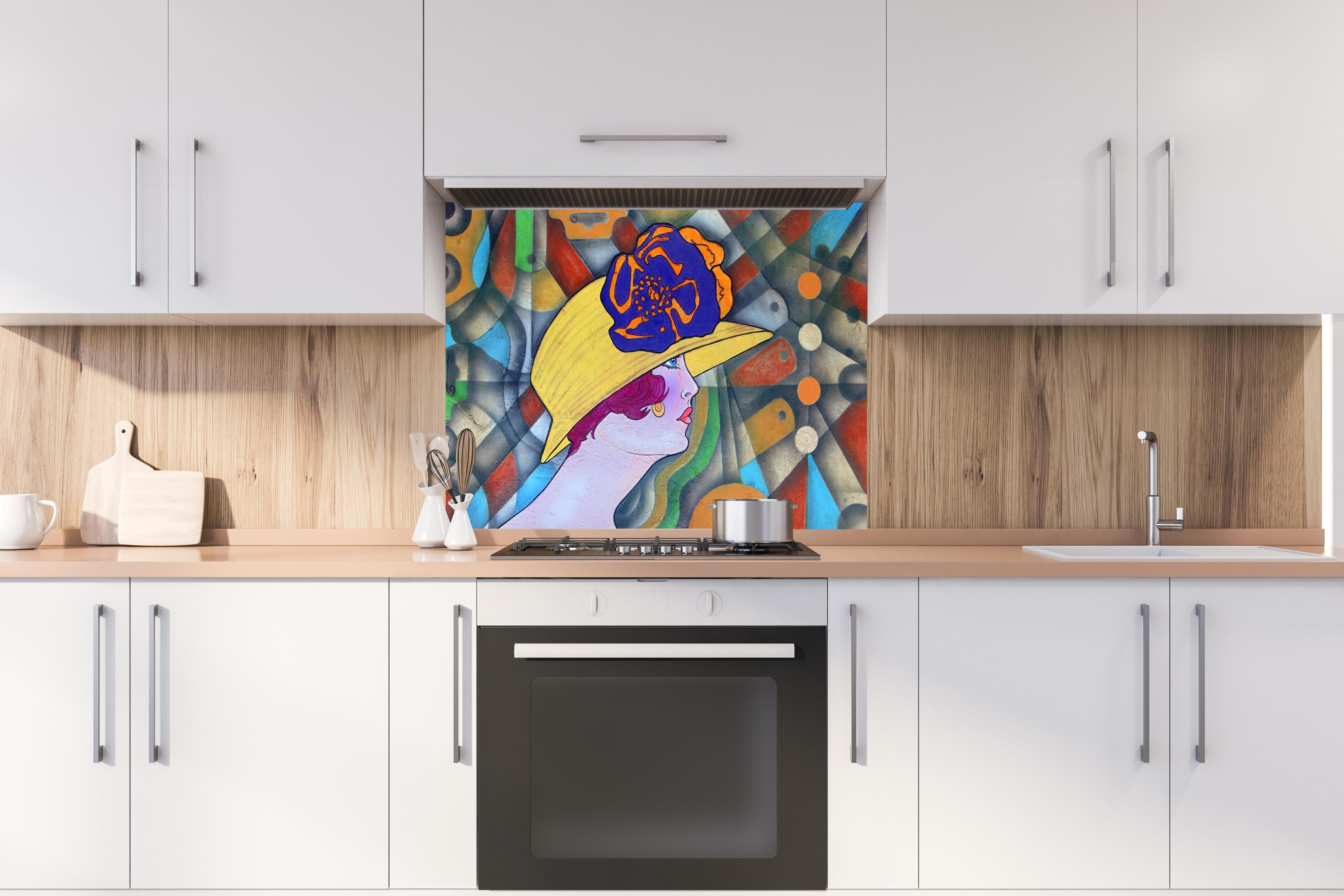 Spritzschutz - Art Deco Portrait Frau in Farbexplosion hinter einem Cerankochfeld zwischen Holz-Kochutensilien
