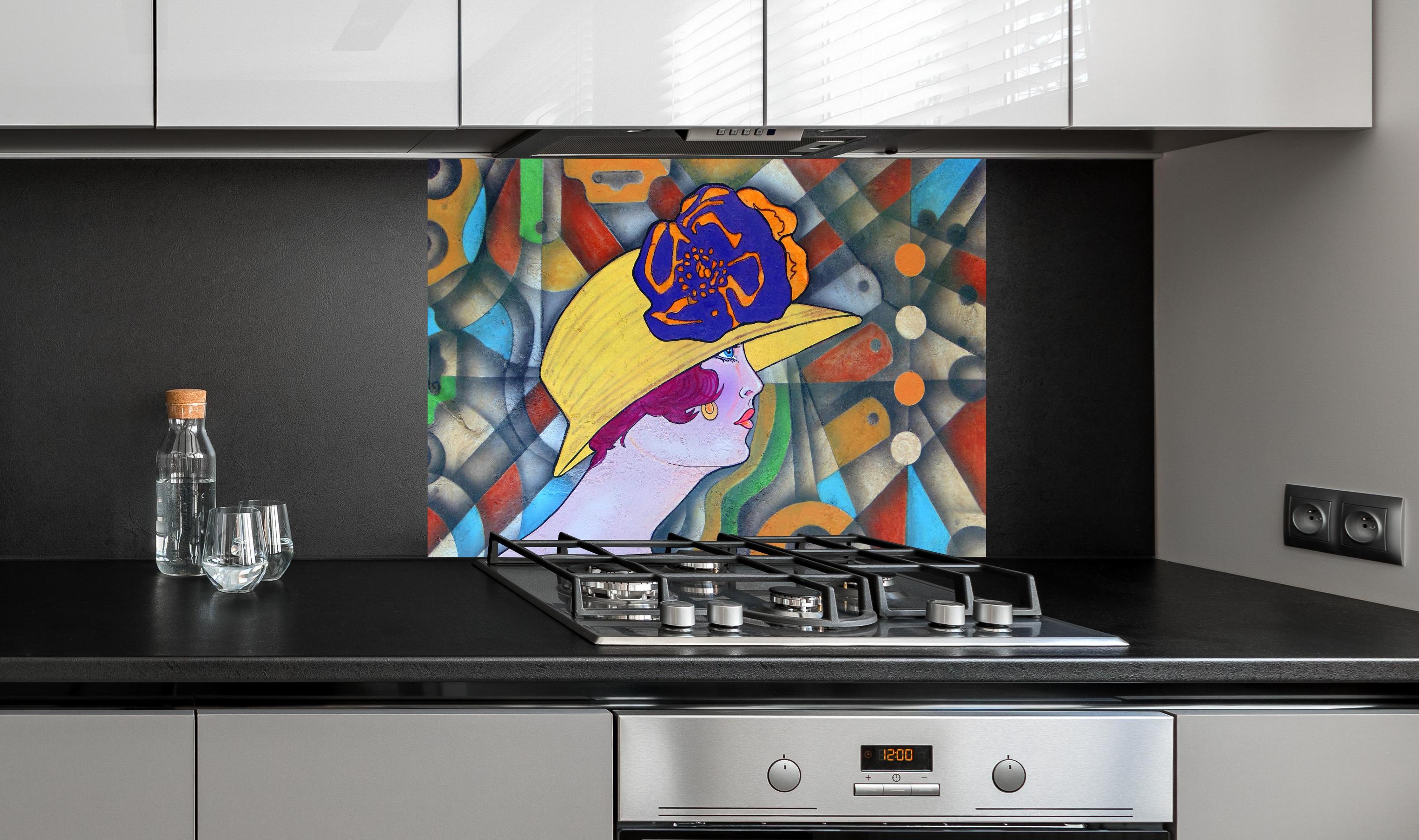 Spritzschutz - Art Deco Portrait Frau in Farbexplosion hinter einem Cerankochfeld zwischen Holz-Kochutensilien
