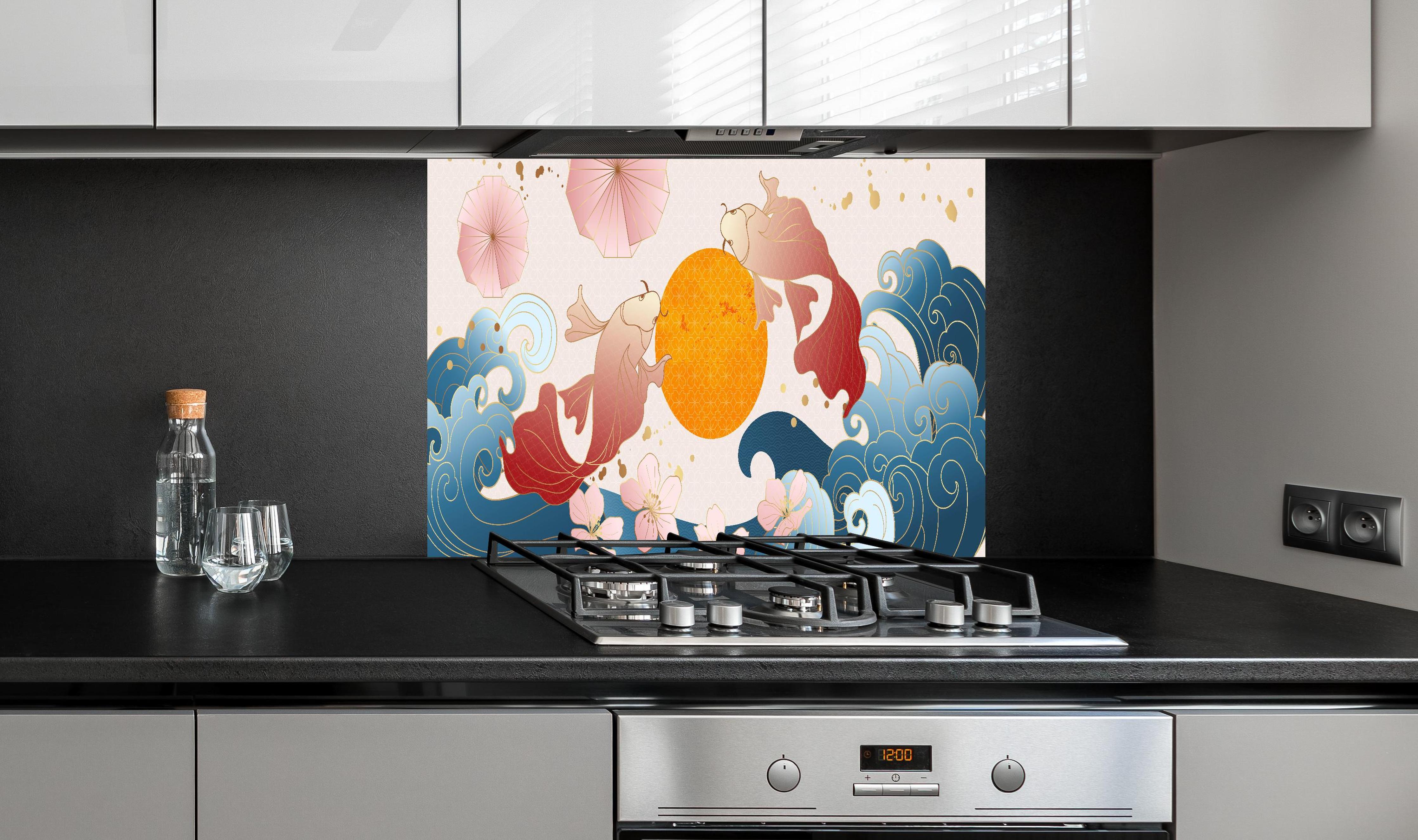 Spritzschutz - Asiatische Koi-Karpfen Illustration Kunst hinter einem Cerankochfeld zwischen Holz-Kochutensilien
