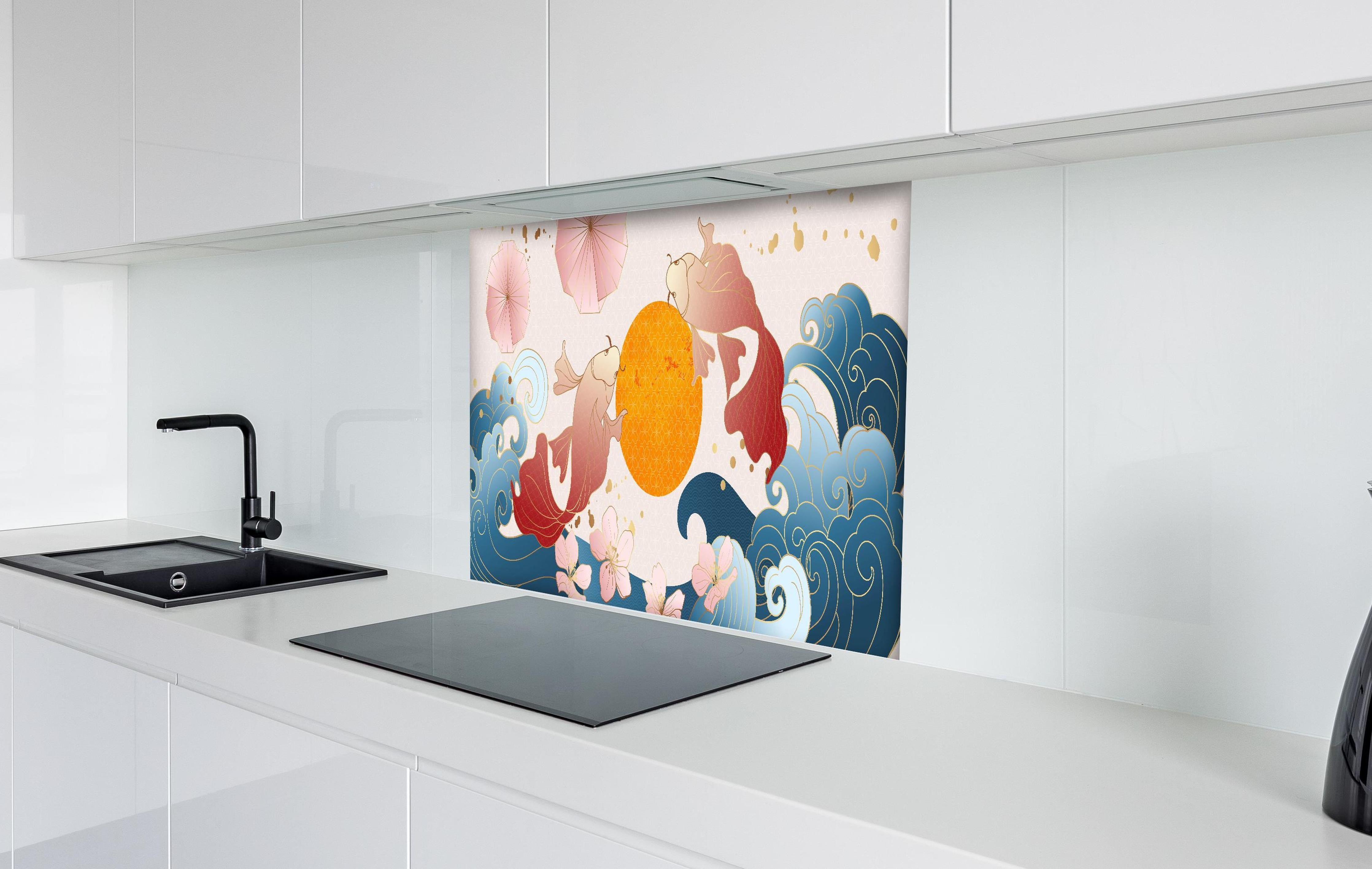 Spritzschutz - Asiatische Koi-Karpfen Illustration Kunst hinter einem Cerankochfeld zwischen Holz-Kochutensilien
