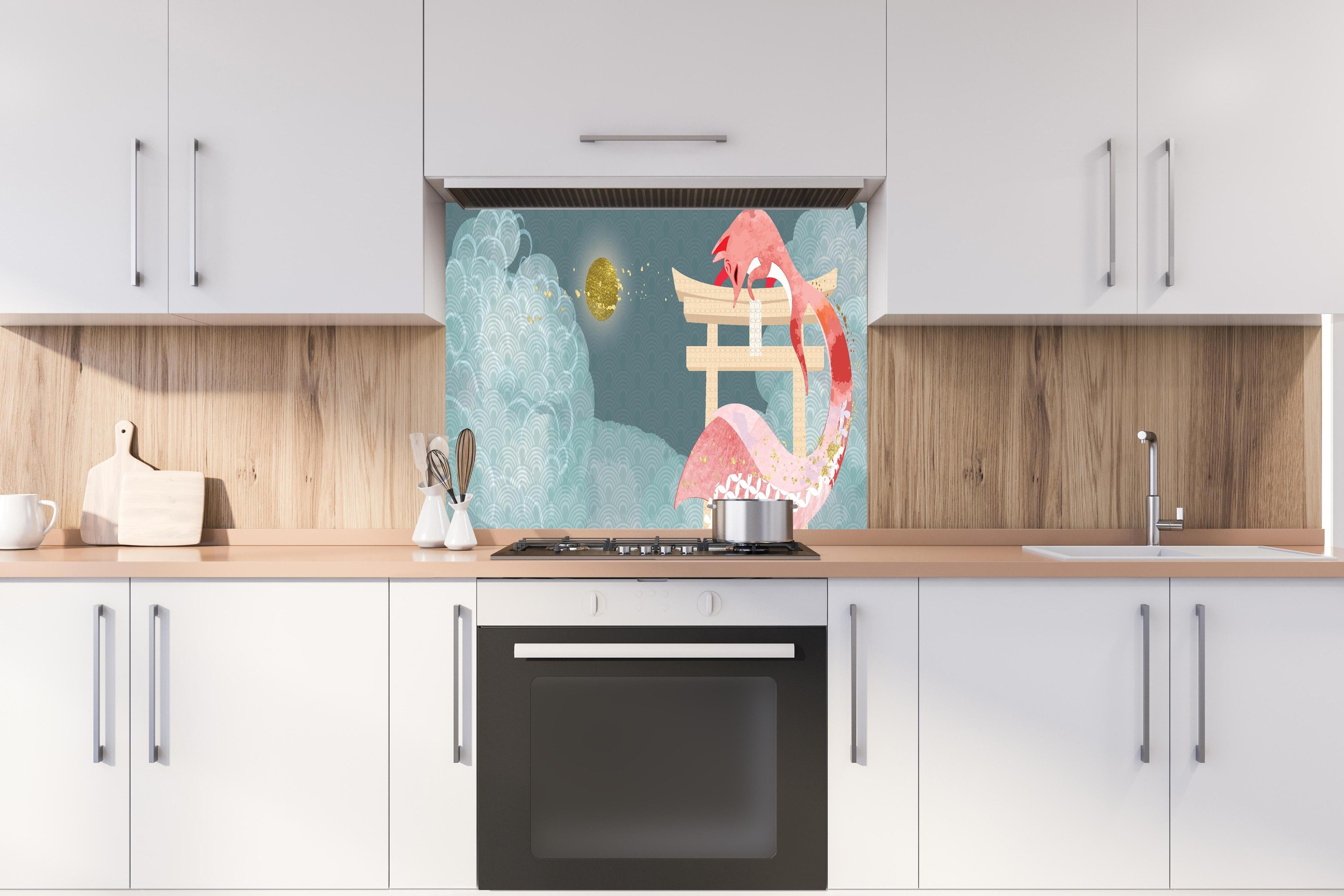 Spritzschutz - Asiatischer Drache, Mondnacht, kunstvolles Design hinter einem Cerankochfeld zwischen Holz-Kochutensilien

