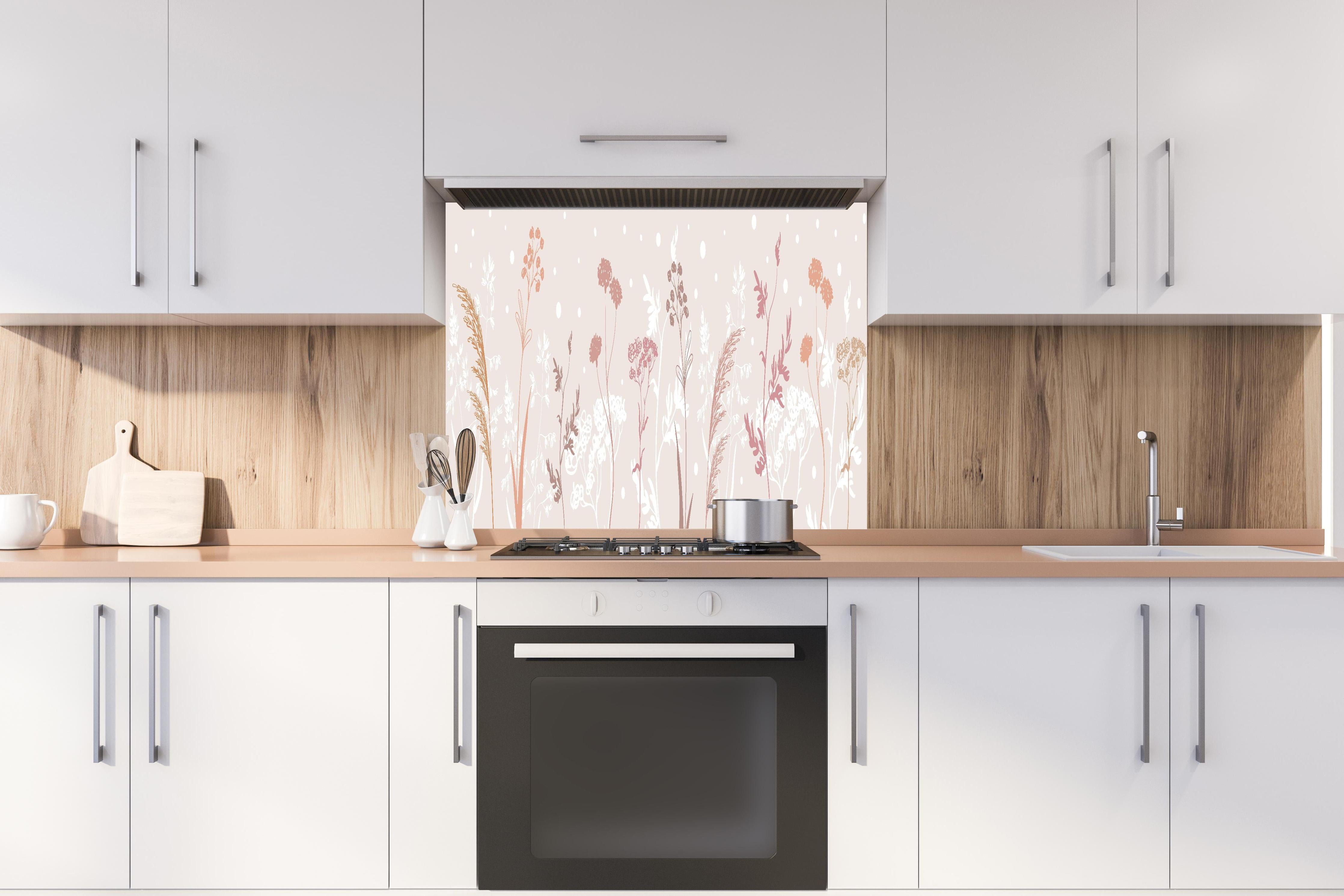 Spritzschutz - Ästhetische Blumenillustration in Beige Tönen hinter einem Cerankochfeld zwischen Holz-Kochutensilien
