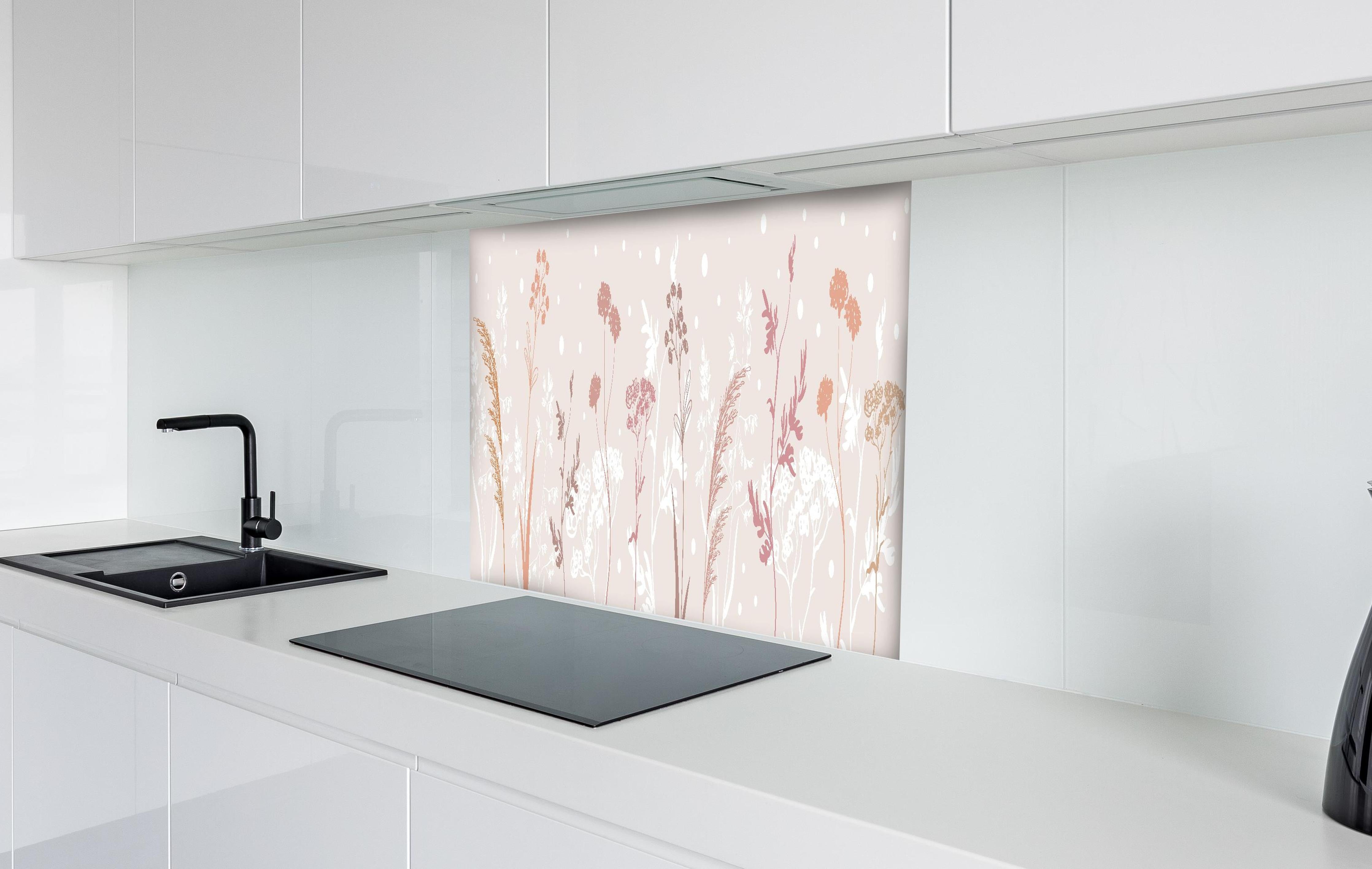 Spritzschutz - Ästhetische Blumenillustration in Beige Tönen hinter einem Cerankochfeld zwischen Holz-Kochutensilien
