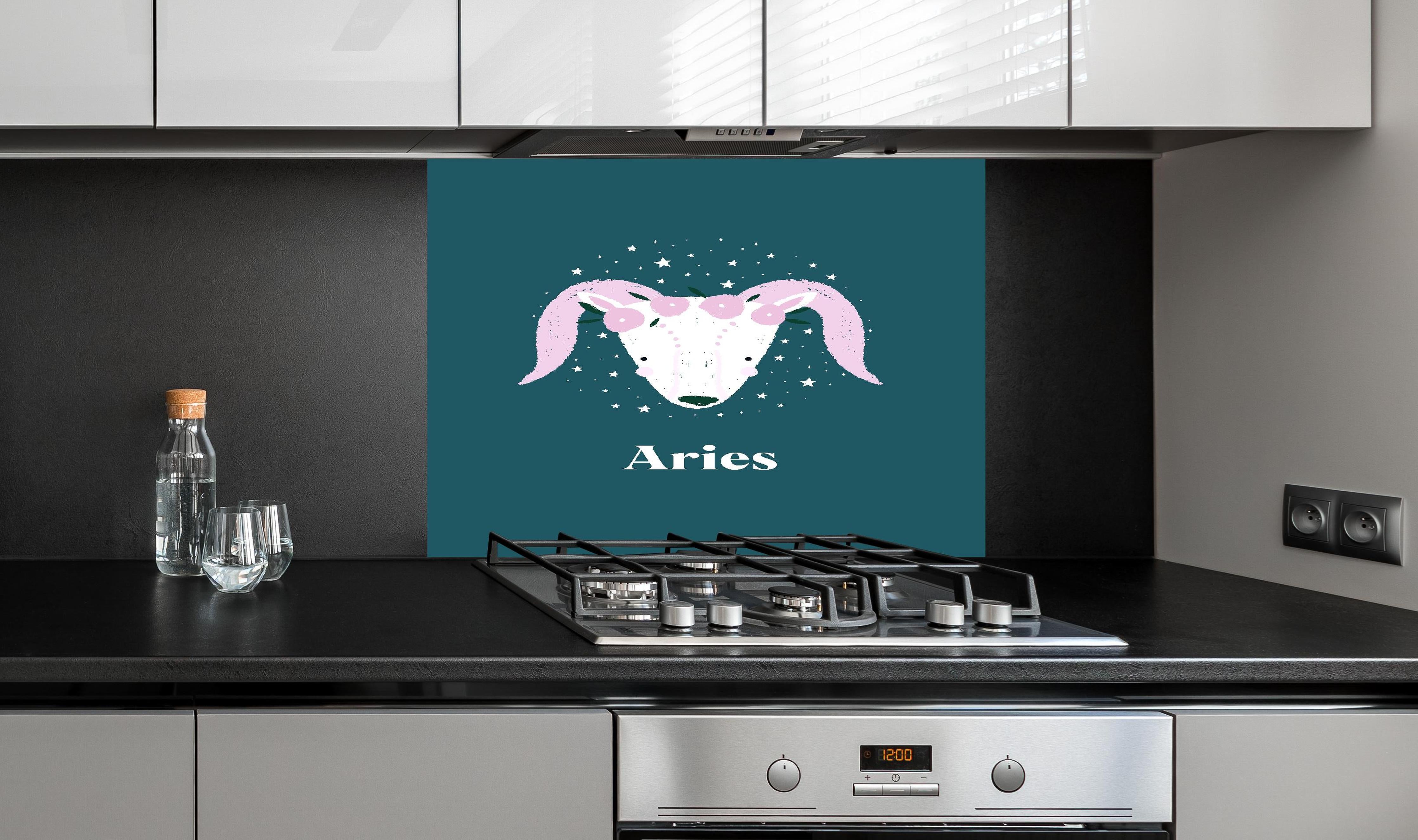 Spritzschutz - Astrales Aries Sternbild in Türkistönen hinter einem Cerankochfeld zwischen Holz-Kochutensilien
