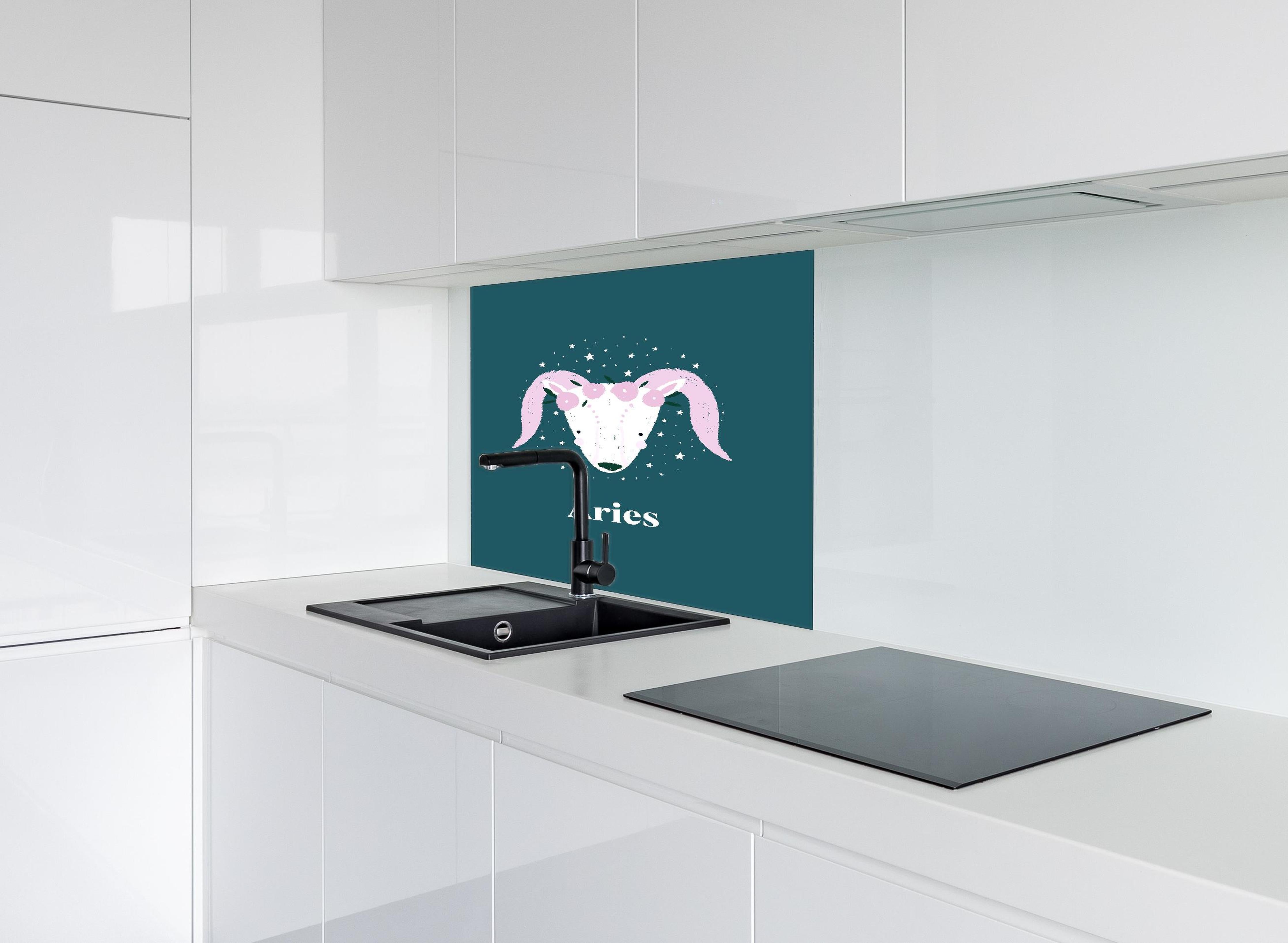 Spritzschutz - Astrales Aries Sternbild in Türkistönen hinter einem Cerankochfeld zwischen Holz-Kochutensilien
