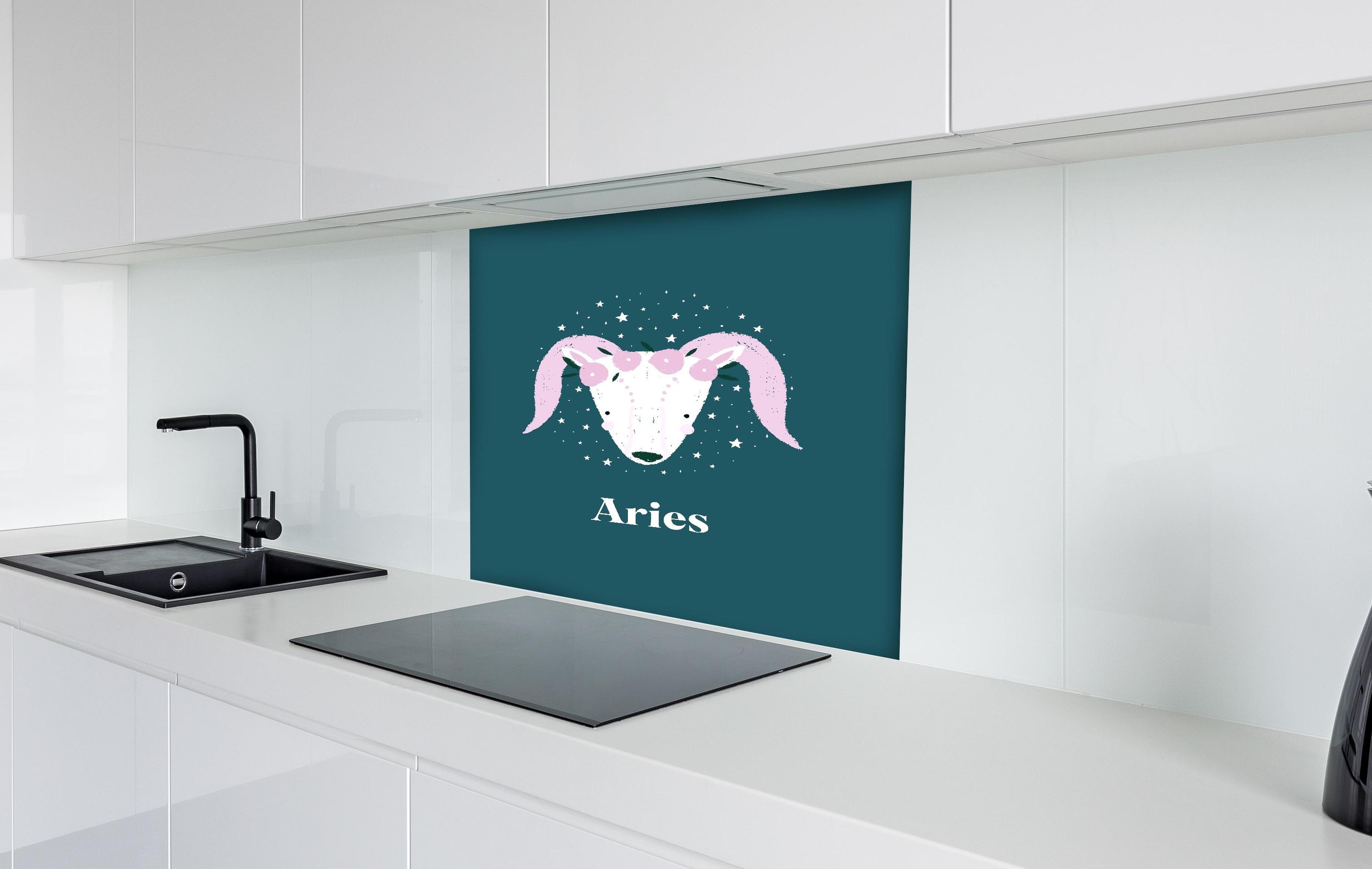 Spritzschutz - Astrales Aries Sternbild in Türkistönen hinter einem Cerankochfeld zwischen Holz-Kochutensilien
