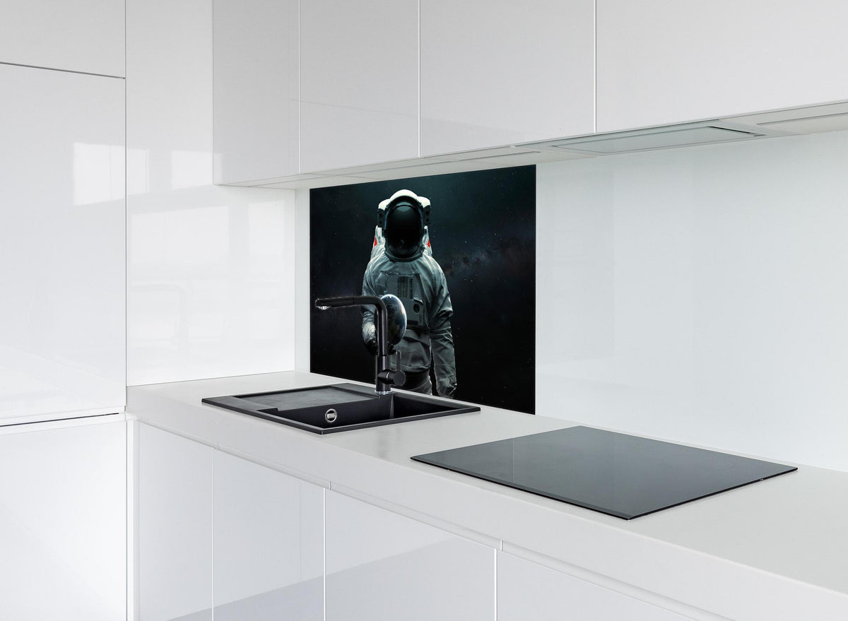 Spritzschutz - Astronaut hält Erde 3D-Kunst Sci-Fi hinter einem Cerankochfeld zwischen Holz-Kochutensilien
