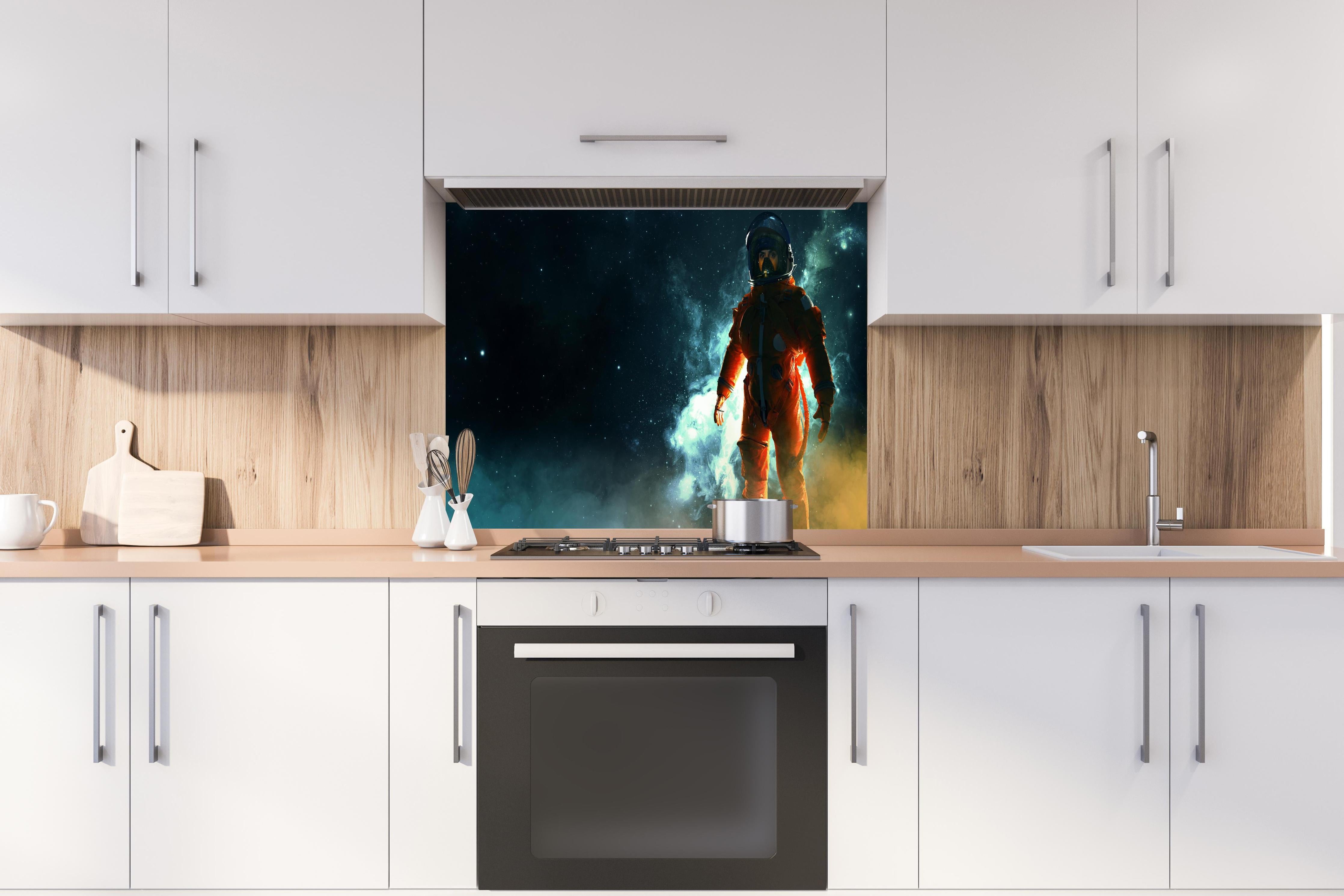 Spritzschutz - Astronaut im Weltraum hinter einem Cerankochfeld zwischen Holz-Kochutensilien

