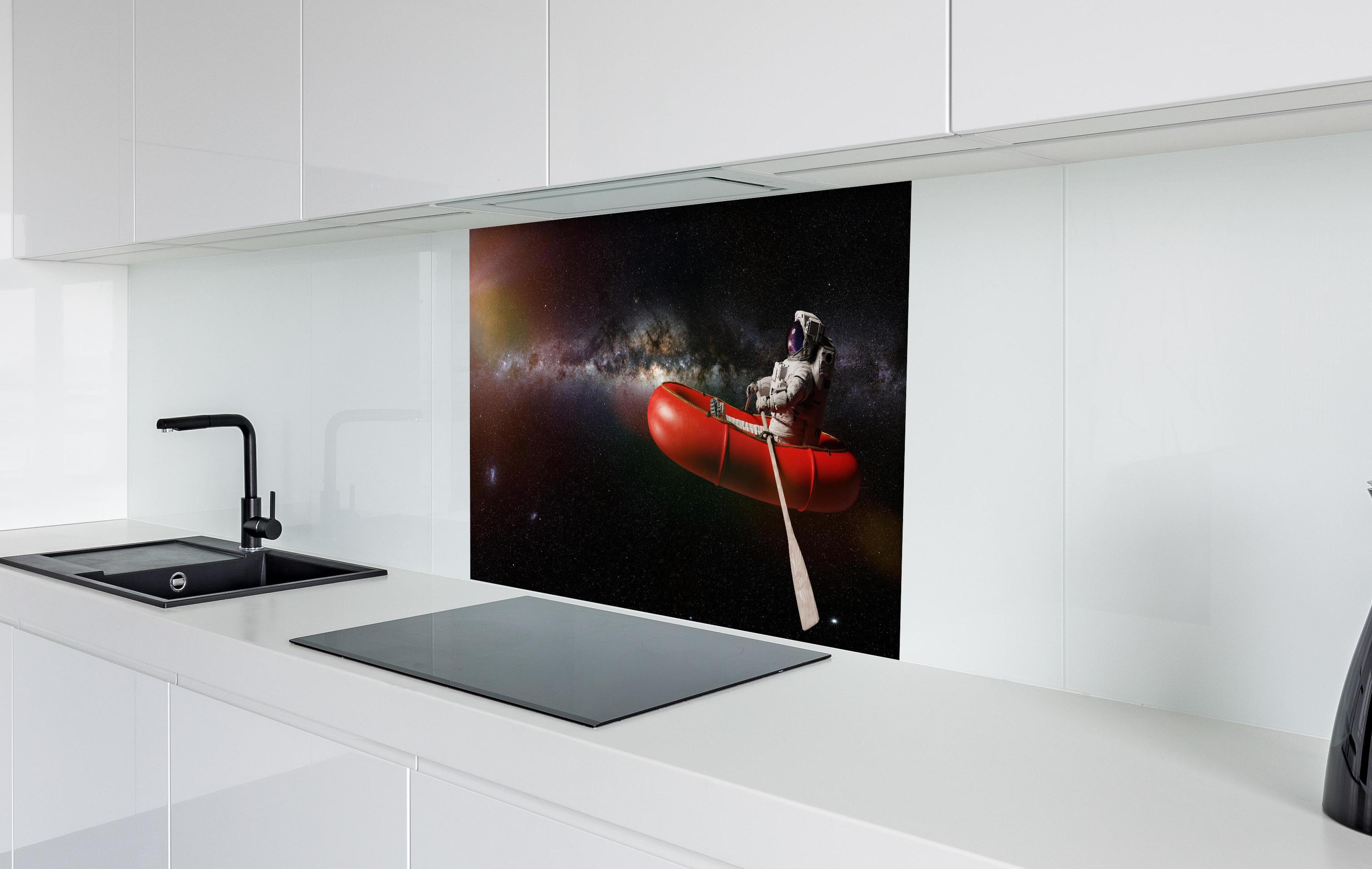 Spritzschutz - Astronaut treibt im Weltall auf Schlauchboot hinter einem Cerankochfeld zwischen Holz-Kochutensilien
