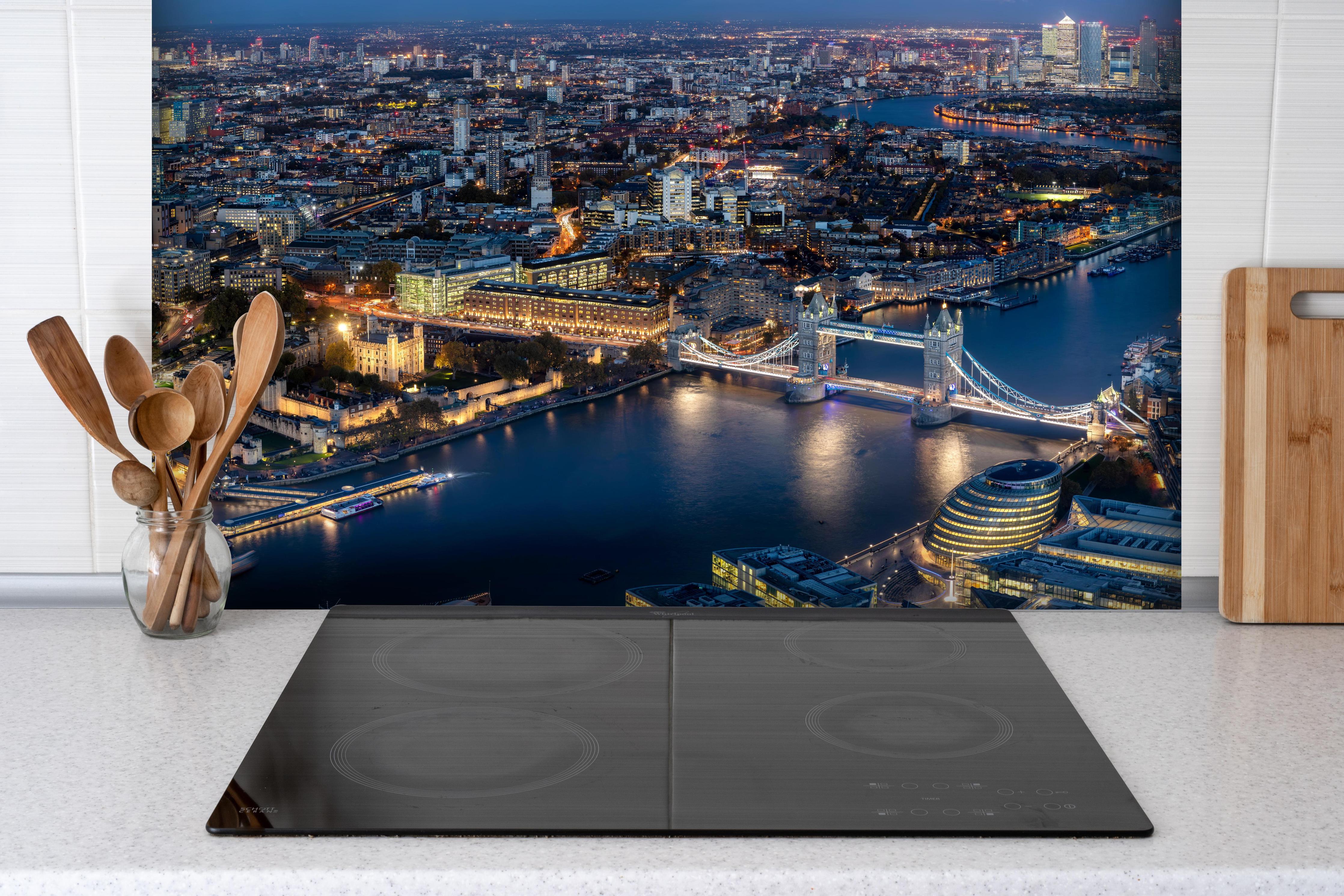 Spritzschutz - Atemberaubende Skyline auf London-England hinter einem Cerankochfeld zwischen Holz-Kochutensilien
