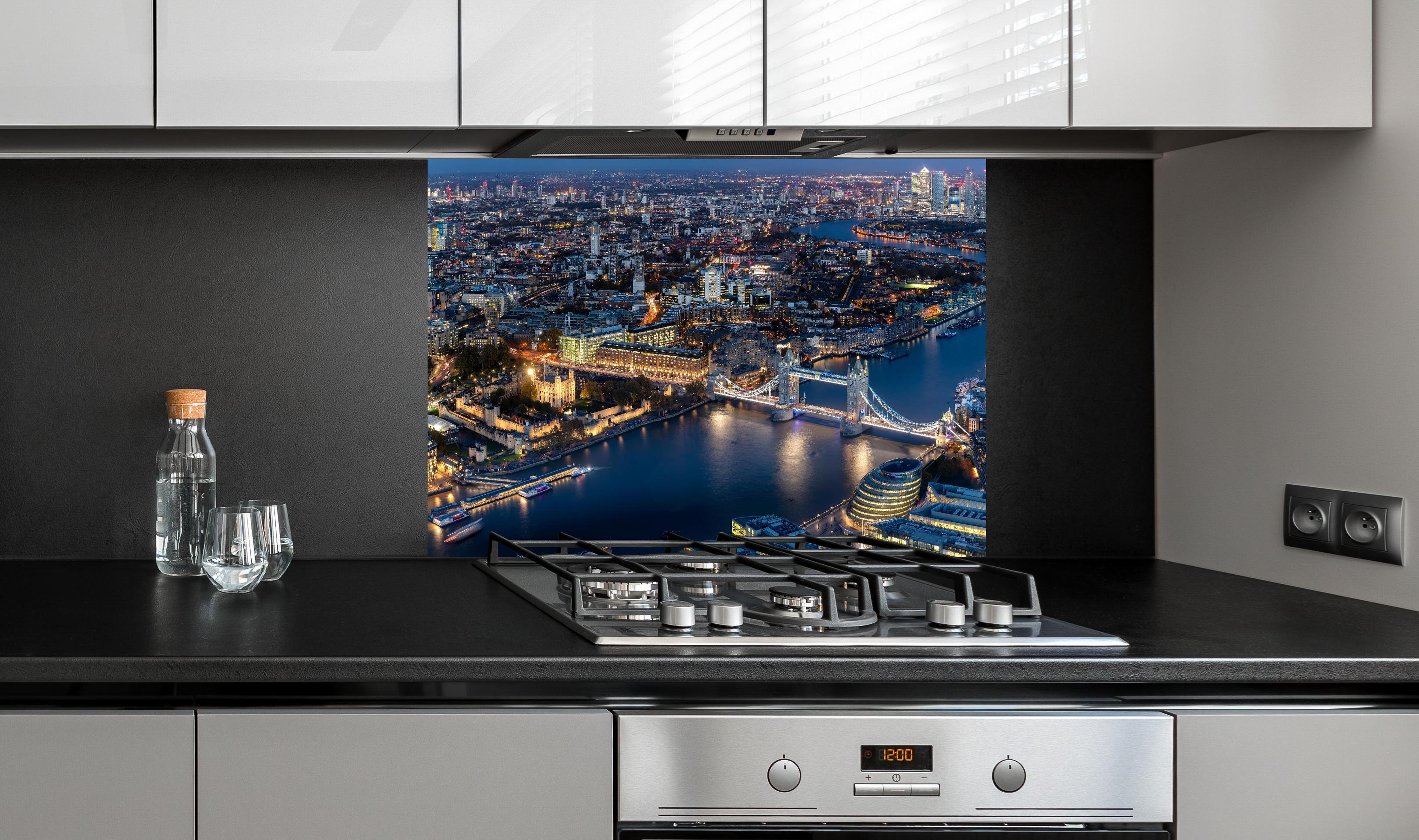 Spritzschutz - Atemberaubende Skyline auf London-England hinter einem Cerankochfeld zwischen Holz-Kochutensilien
