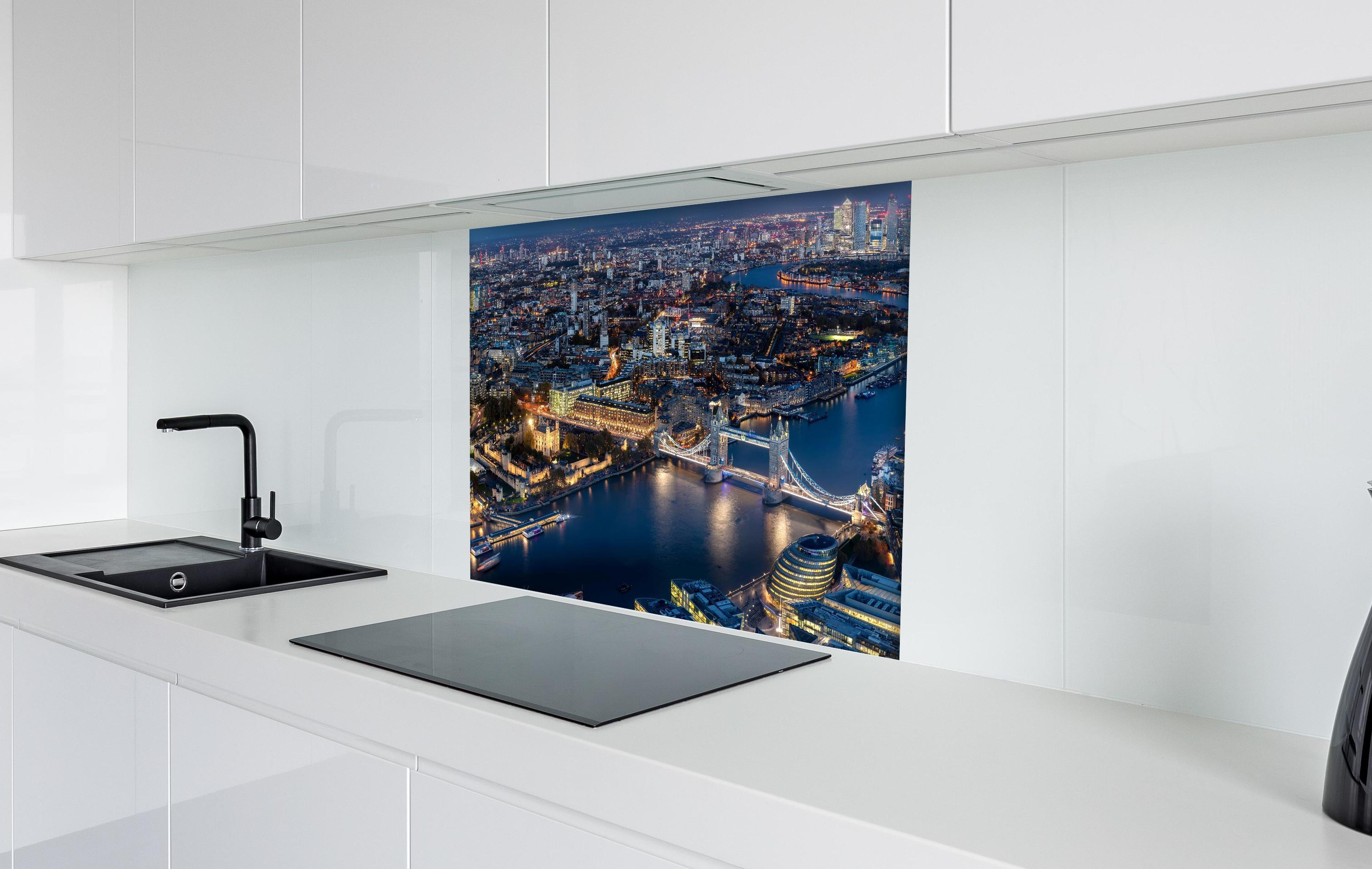 Spritzschutz - Atemberaubende Skyline auf London-England hinter einem Cerankochfeld zwischen Holz-Kochutensilien
