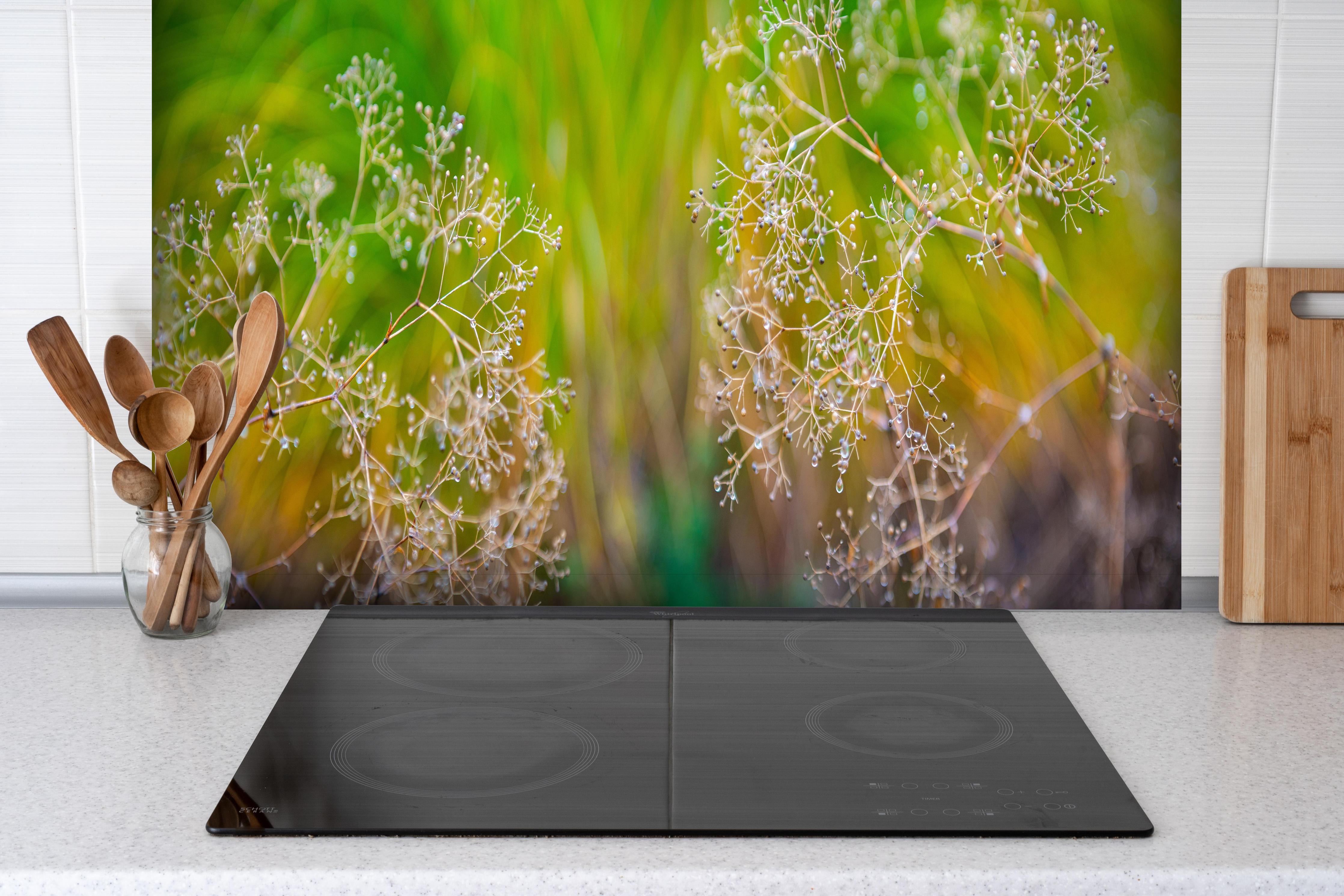 Spritzschutz - Autumn Dried Plants Soft Focus hinter einem Cerankochfeld zwischen Holz-Kochutensilien
