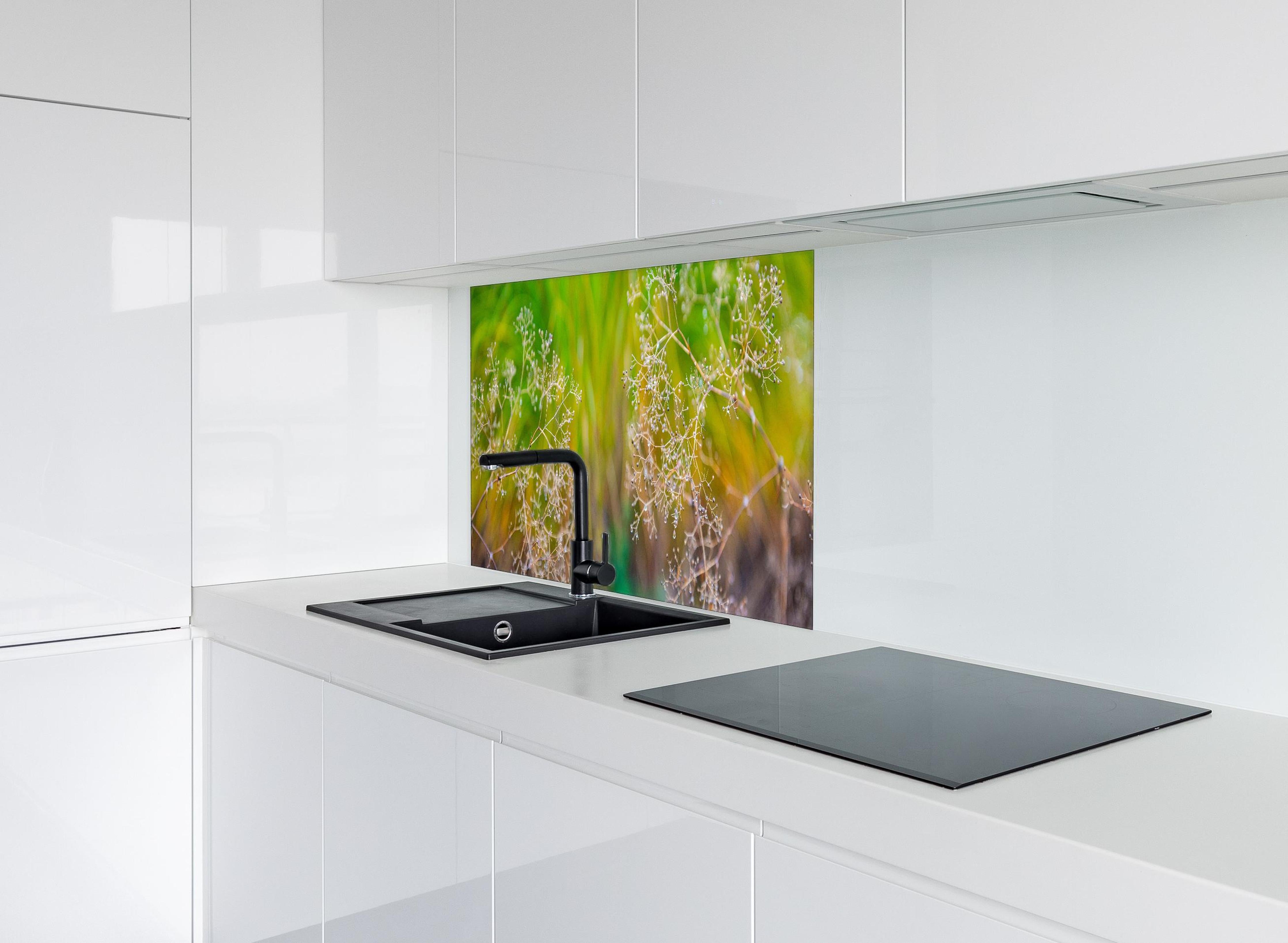 Spritzschutz - Autumn Dried Plants Soft Focus hinter einem Cerankochfeld zwischen Holz-Kochutensilien
