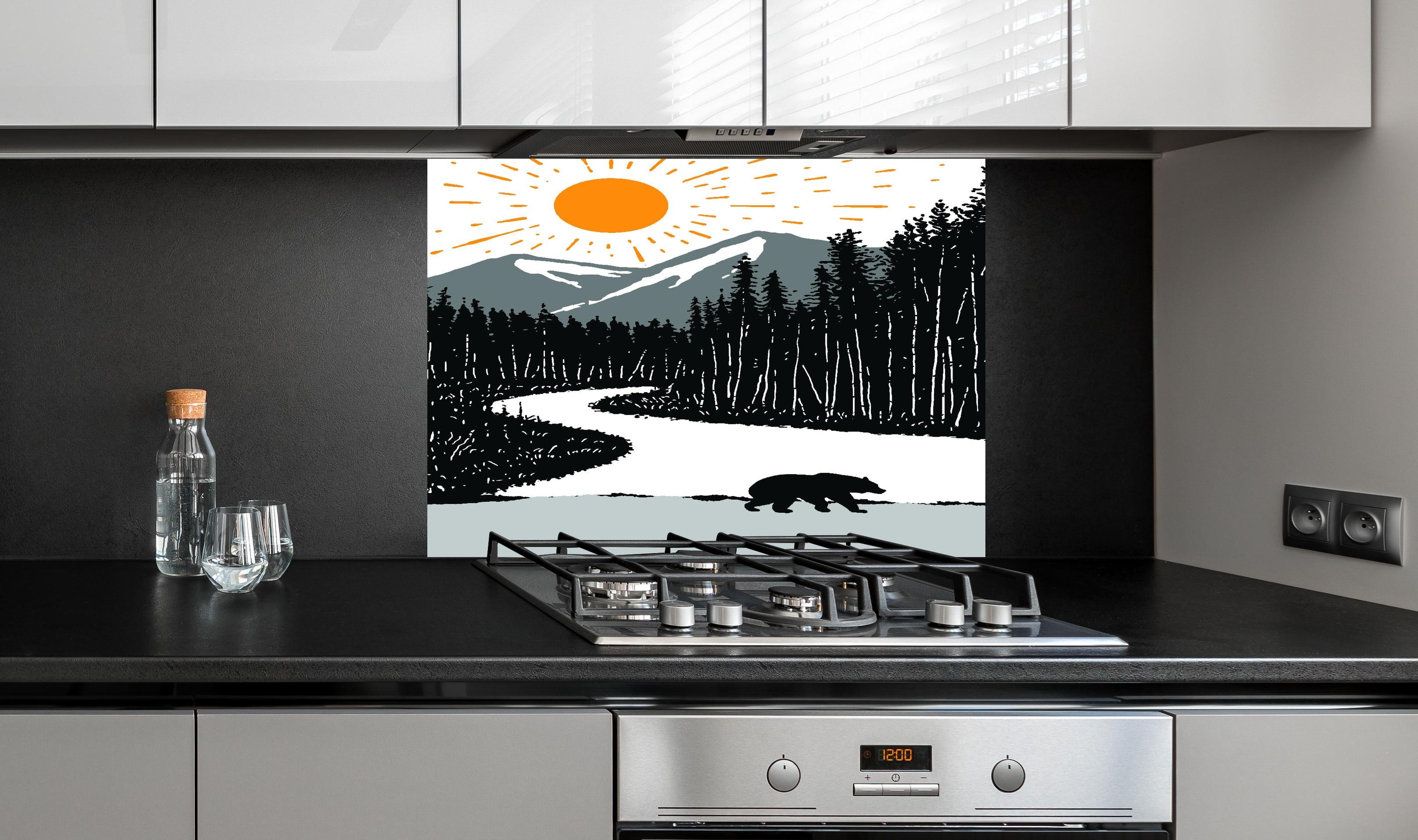 Spritzschutz - Bär auf einem Waldweg hinter einem Cerankochfeld zwischen Holz-Kochutensilien
