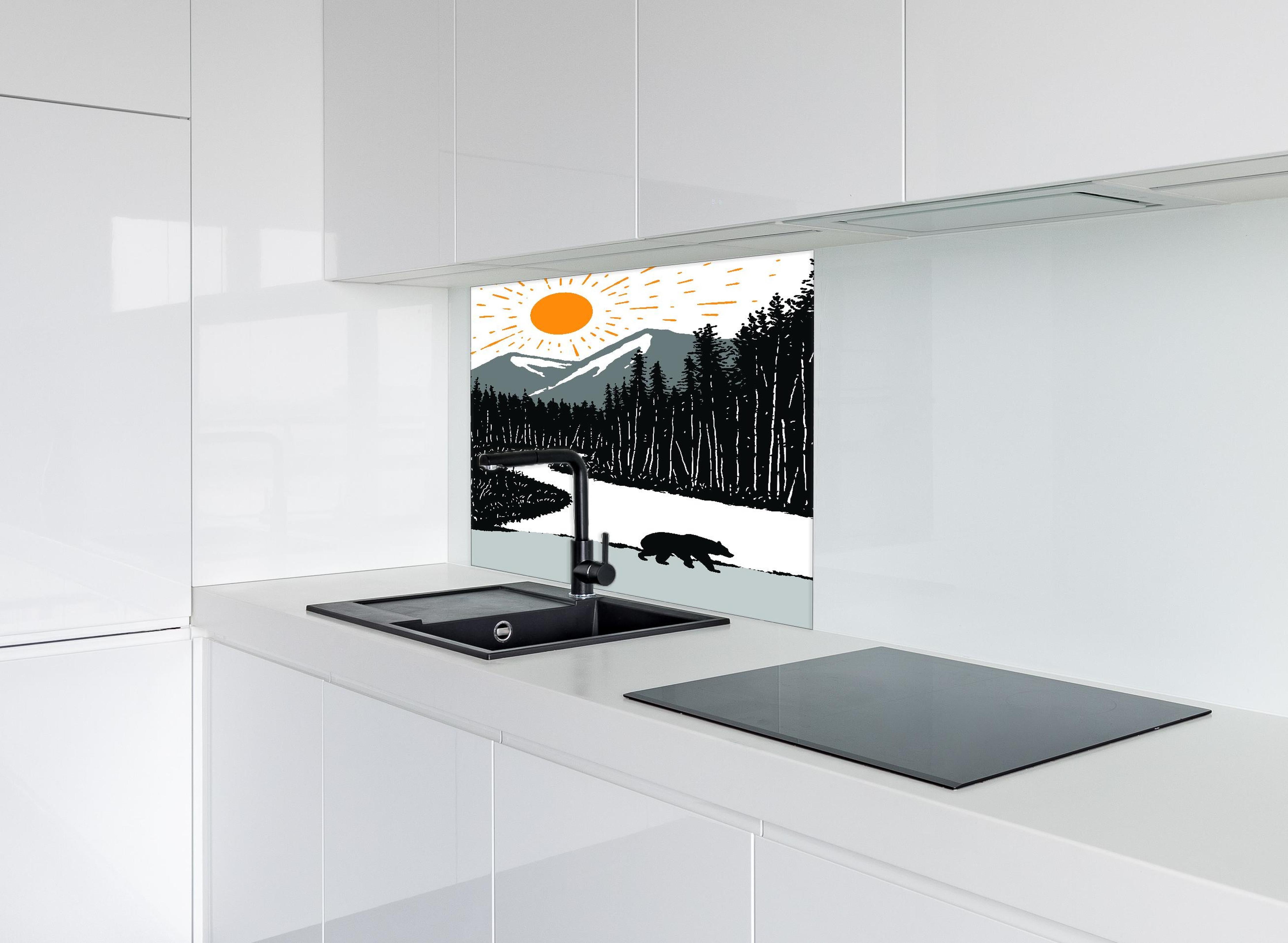 Spritzschutz - Bär auf einem Waldweg hinter einem Cerankochfeld zwischen Holz-Kochutensilien
