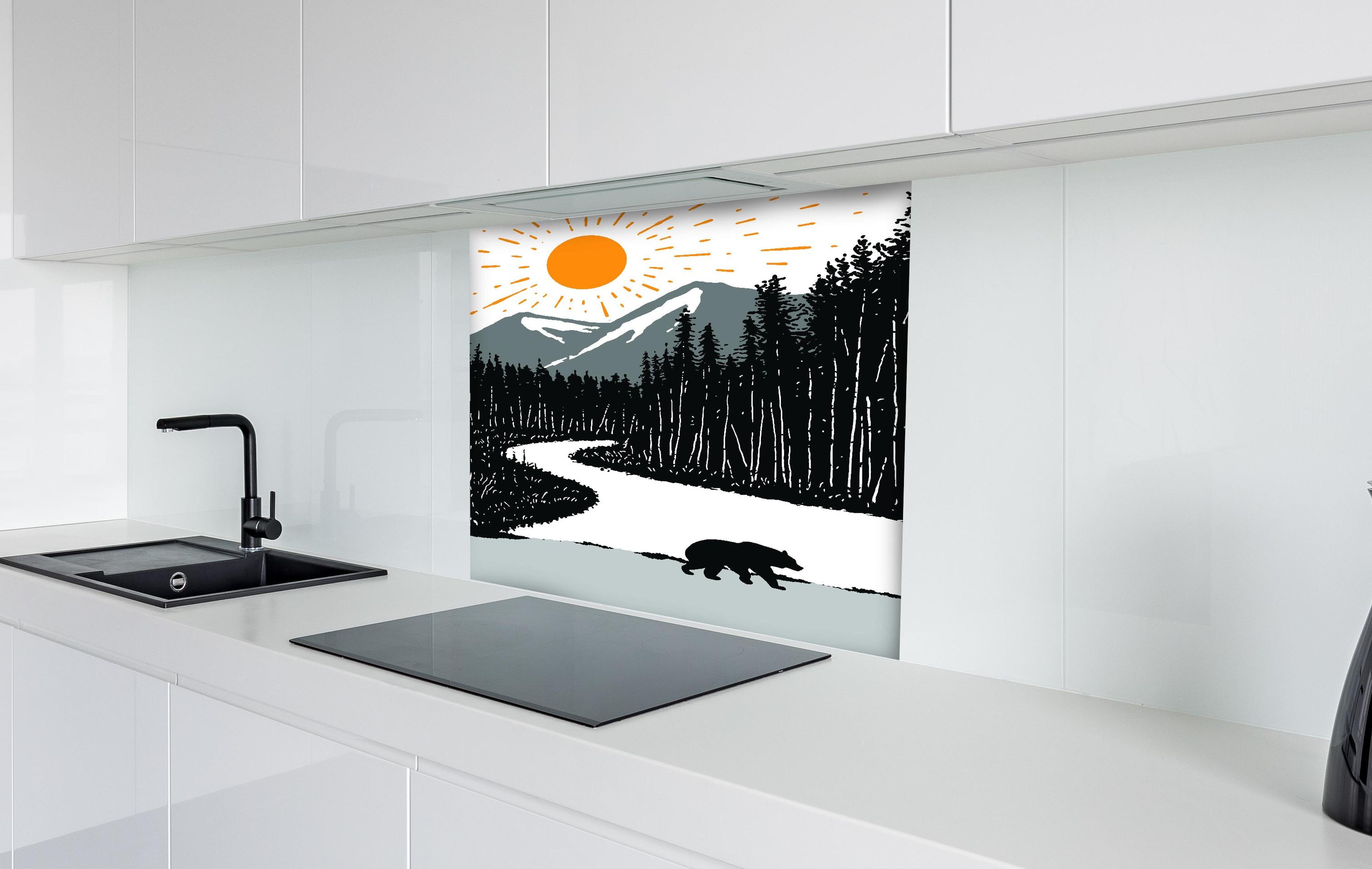 Spritzschutz - Bär auf einem Waldweg hinter einem Cerankochfeld zwischen Holz-Kochutensilien
