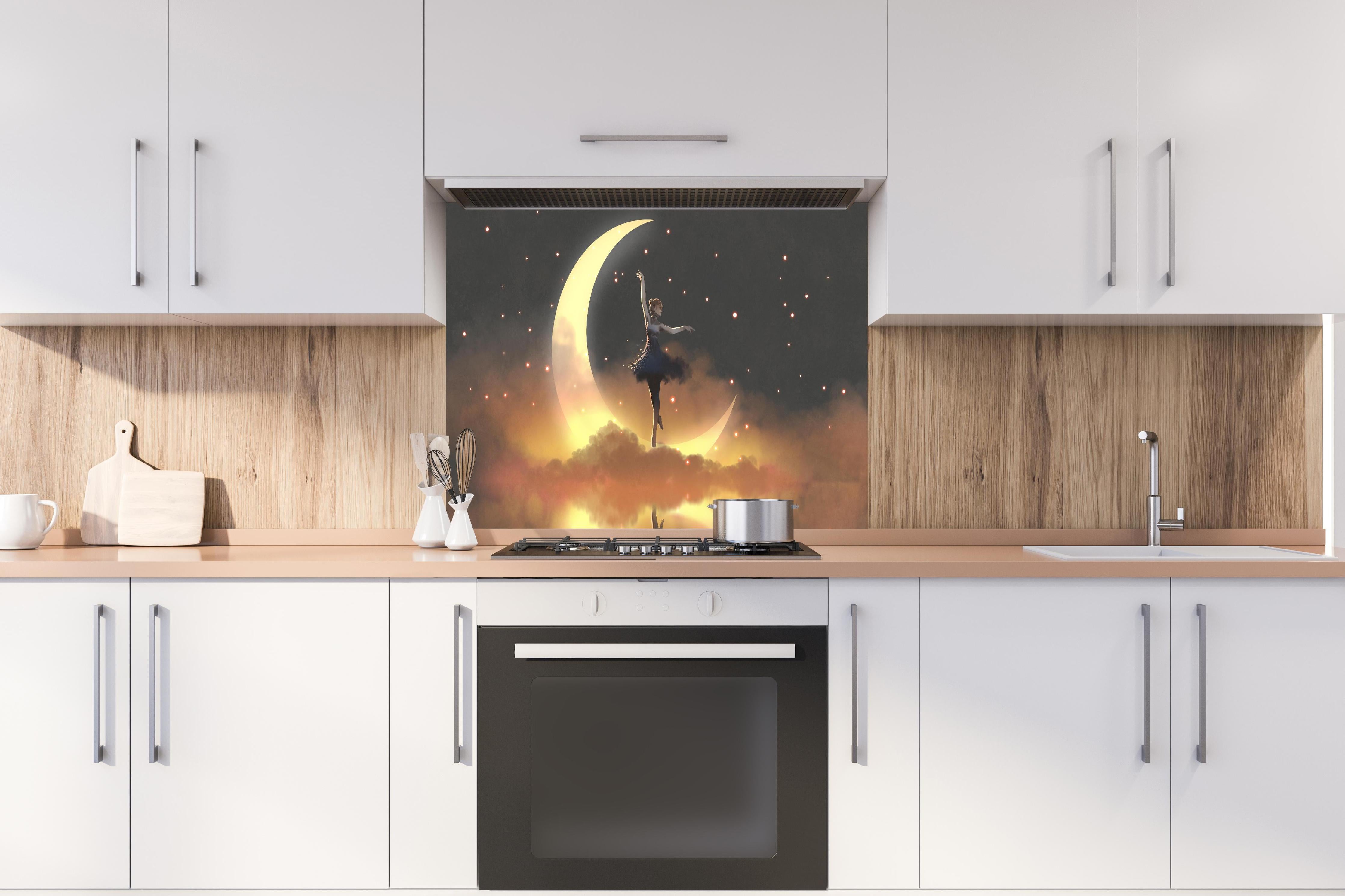 Spritzschutz - Ballerina tanzt auf schwebendem Halbmond hinter einem Cerankochfeld zwischen Holz-Kochutensilien
