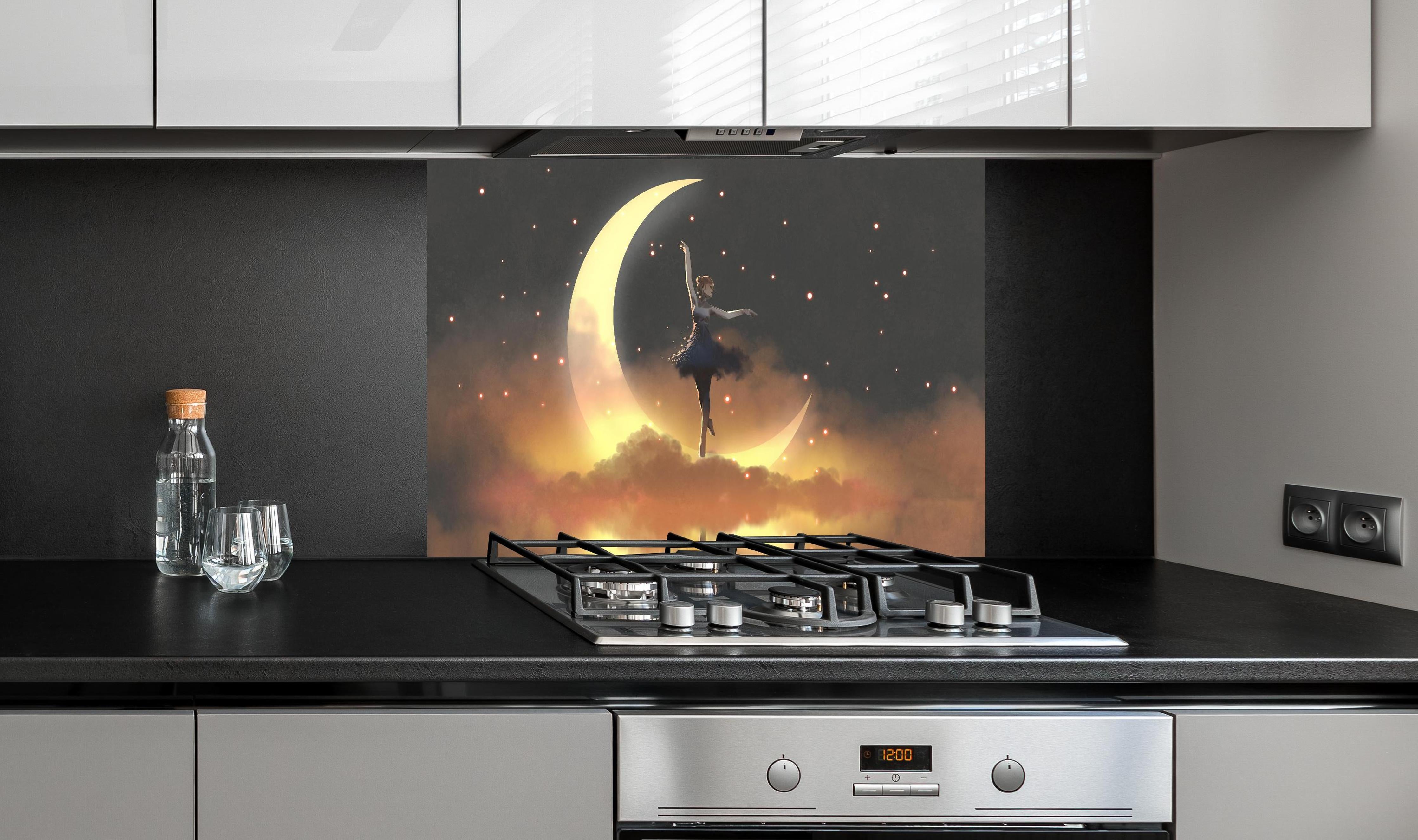 Spritzschutz - Ballerina tanzt auf schwebendem Halbmond hinter einem Cerankochfeld zwischen Holz-Kochutensilien
