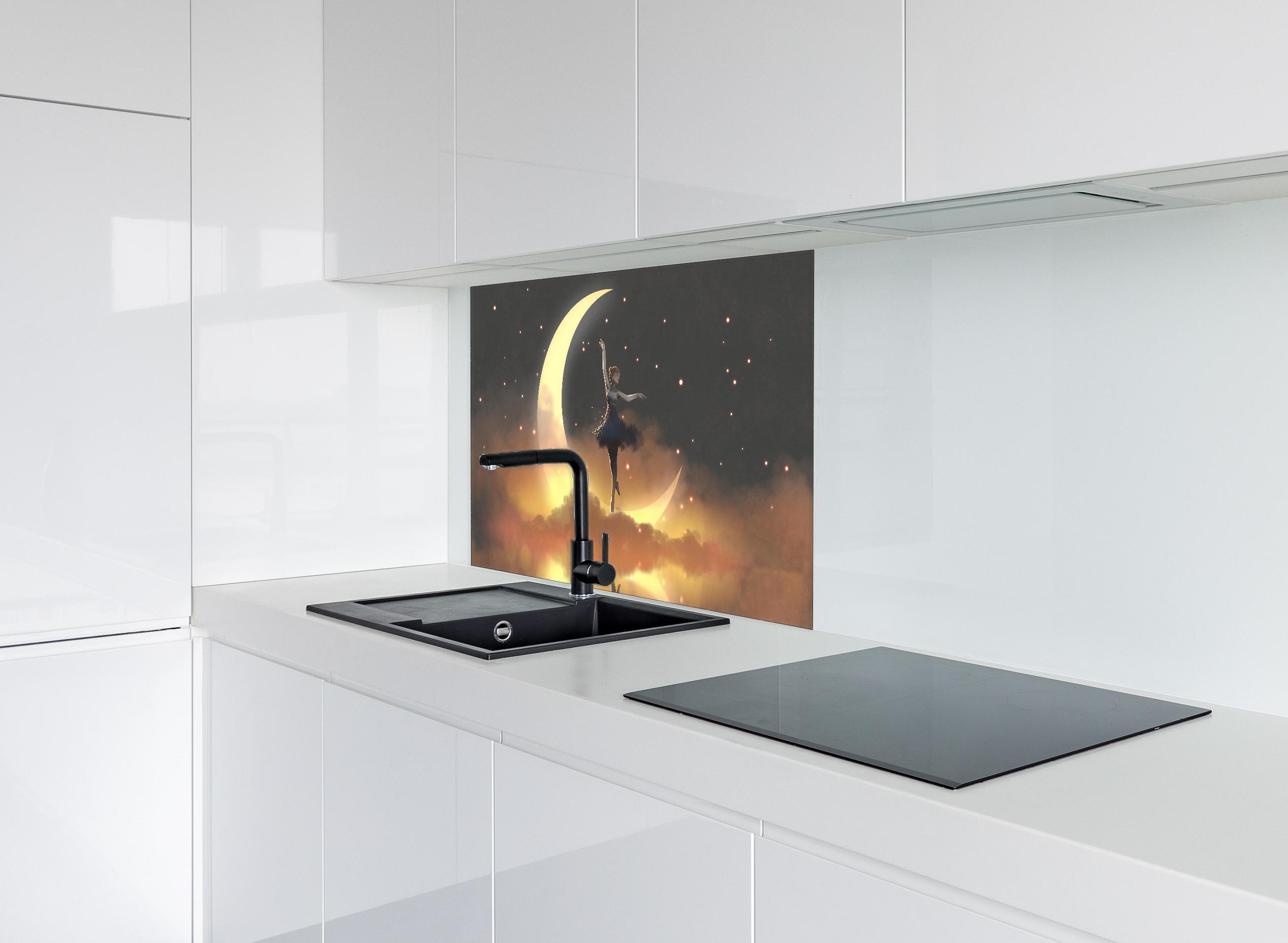 Spritzschutz - Ballerina tanzt auf schwebendem Halbmond hinter einem Cerankochfeld zwischen Holz-Kochutensilien
