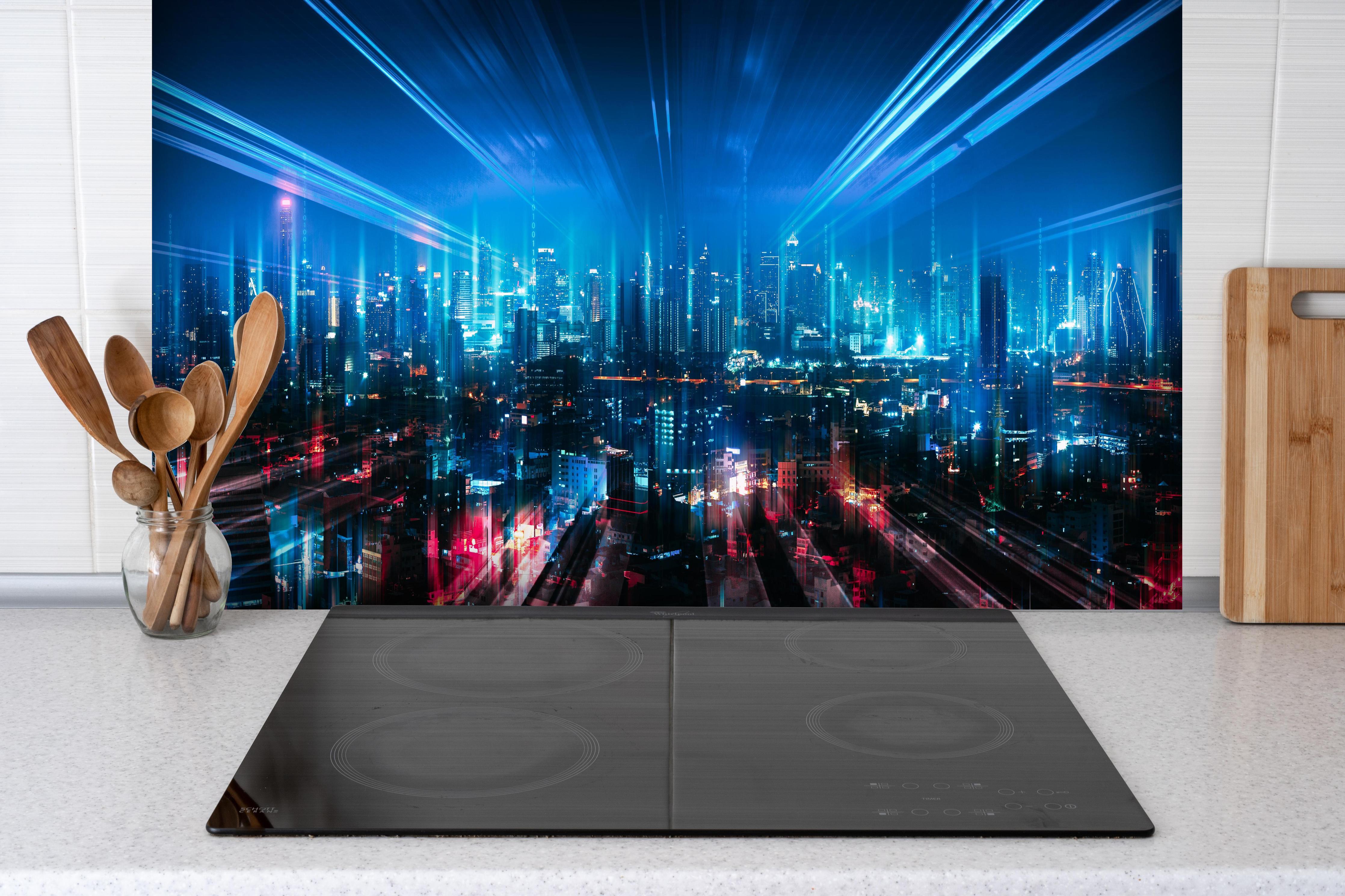 Spritzschutz - Bangkok bei Nacht - Thailand hinter einem Cerankochfeld zwischen Holz-Kochutensilien
