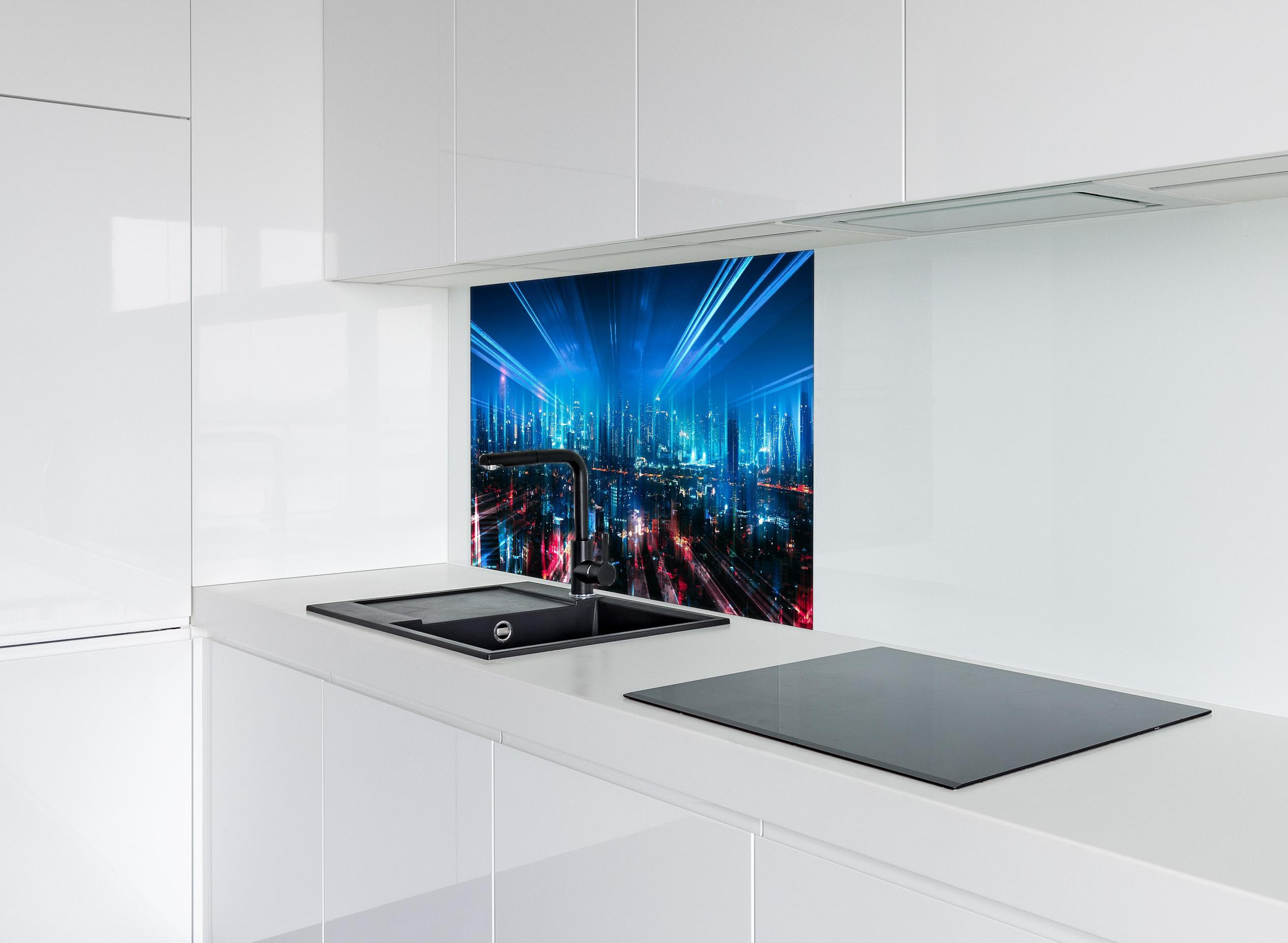 Spritzschutz - Bangkok bei Nacht - Thailand hinter einem Cerankochfeld zwischen Holz-Kochutensilien
