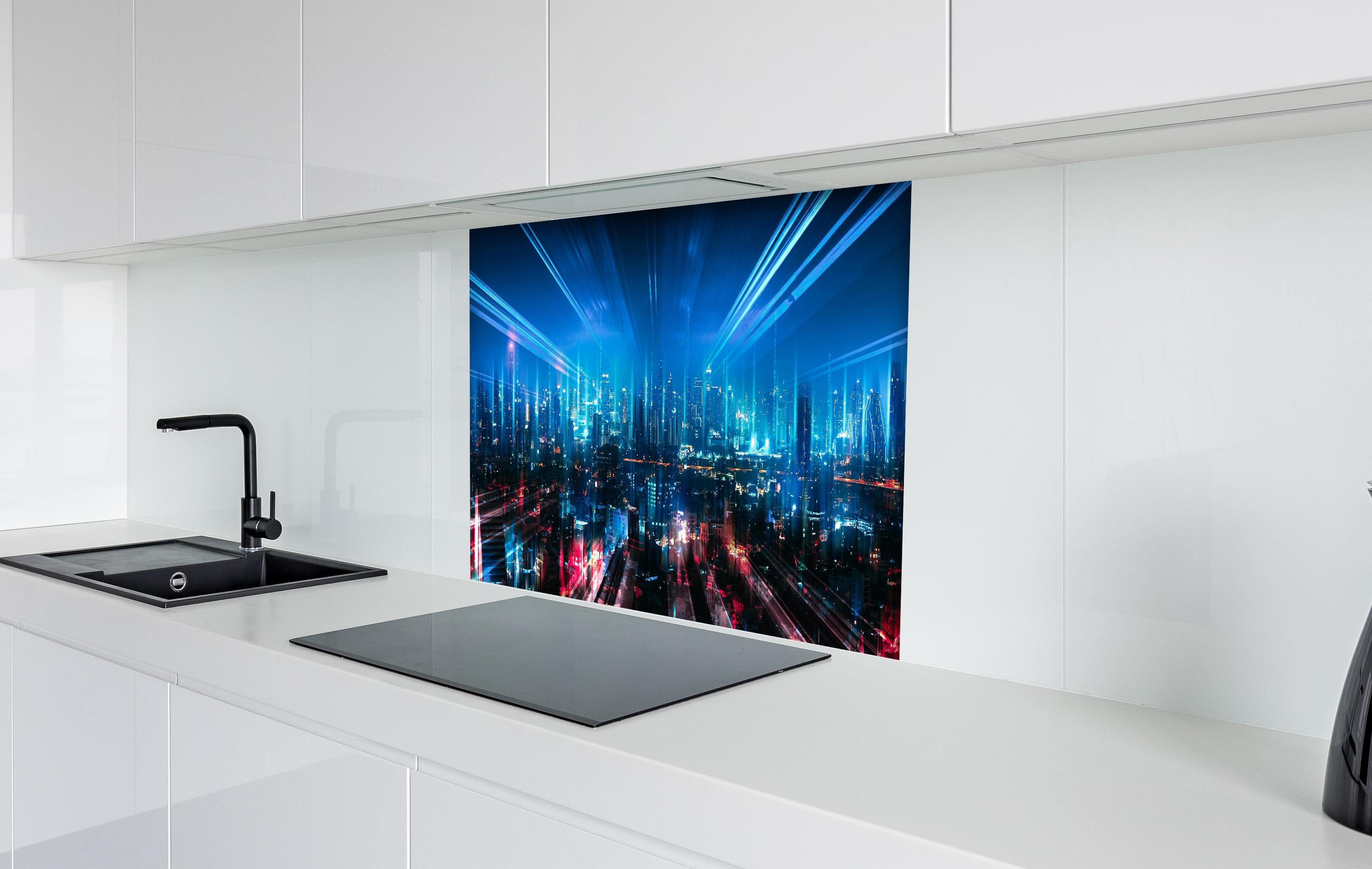 Spritzschutz - Bangkok bei Nacht - Thailand hinter einem Cerankochfeld zwischen Holz-Kochutensilien
