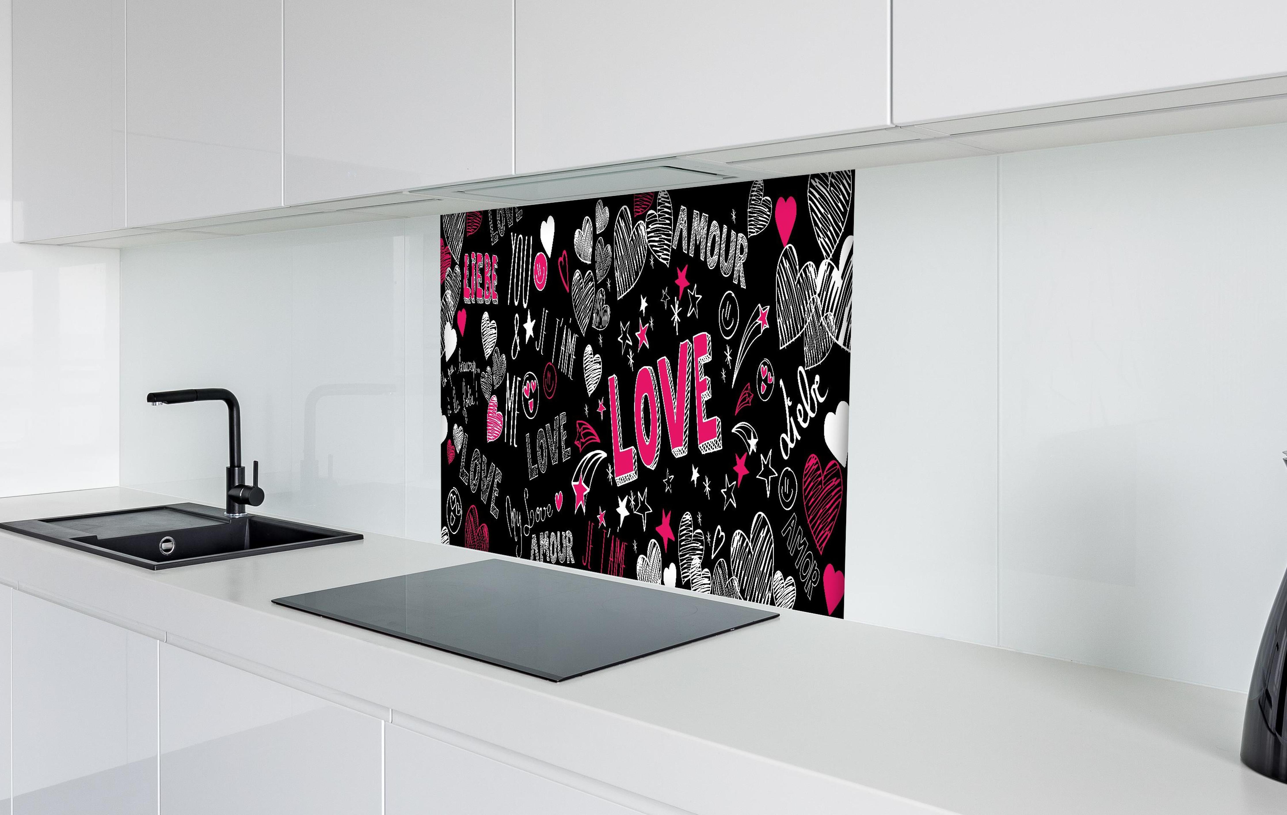 Spritzschutz - Banner Liebe Schriftzüge Herzen Motiv Bunt hinter einem Cerankochfeld zwischen Holz-Kochutensilien
