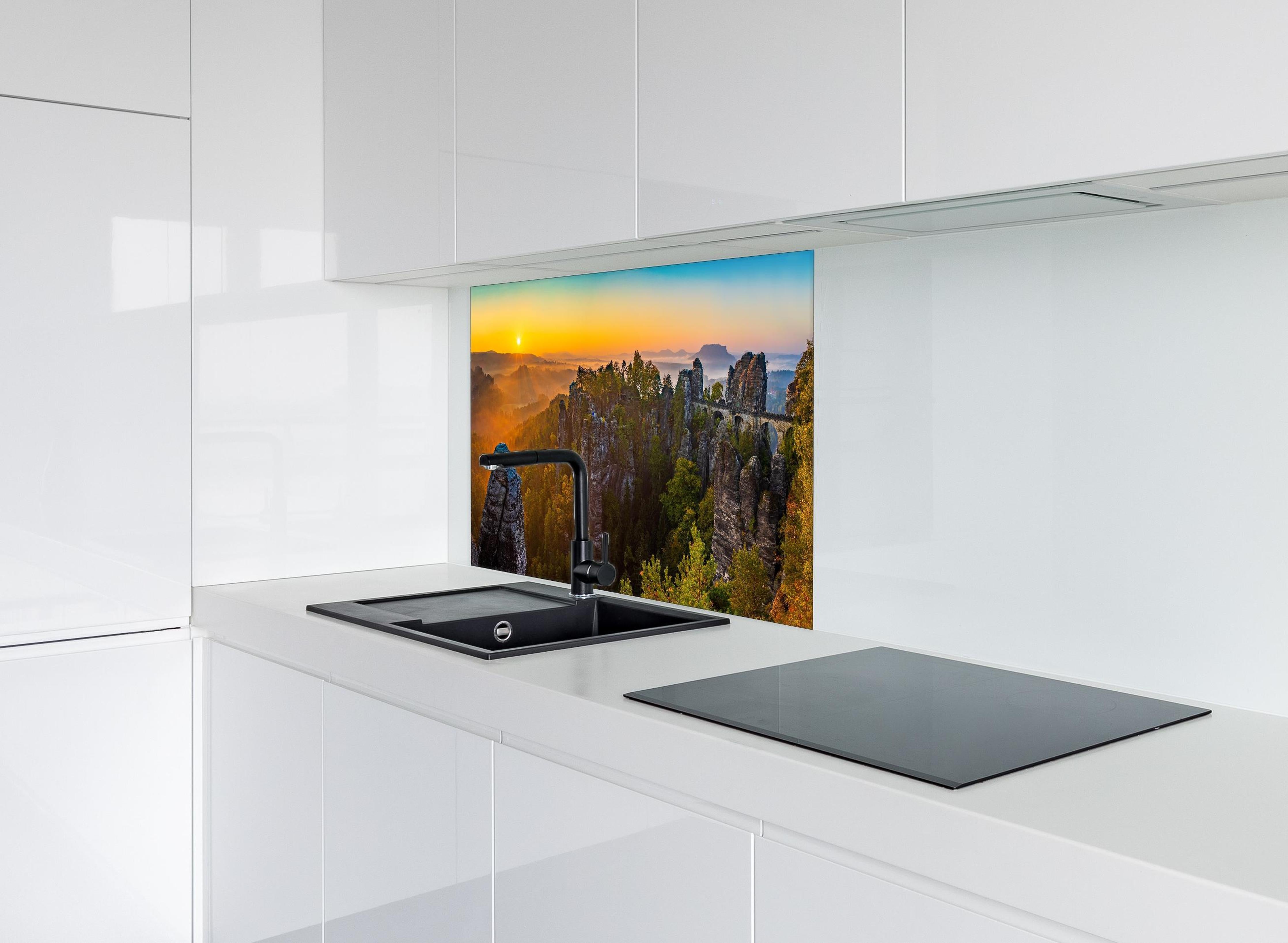 Spritzschutz - Basteibrücke Sonnenaufgang Felsformationen hinter einem Cerankochfeld zwischen Holz-Kochutensilien
