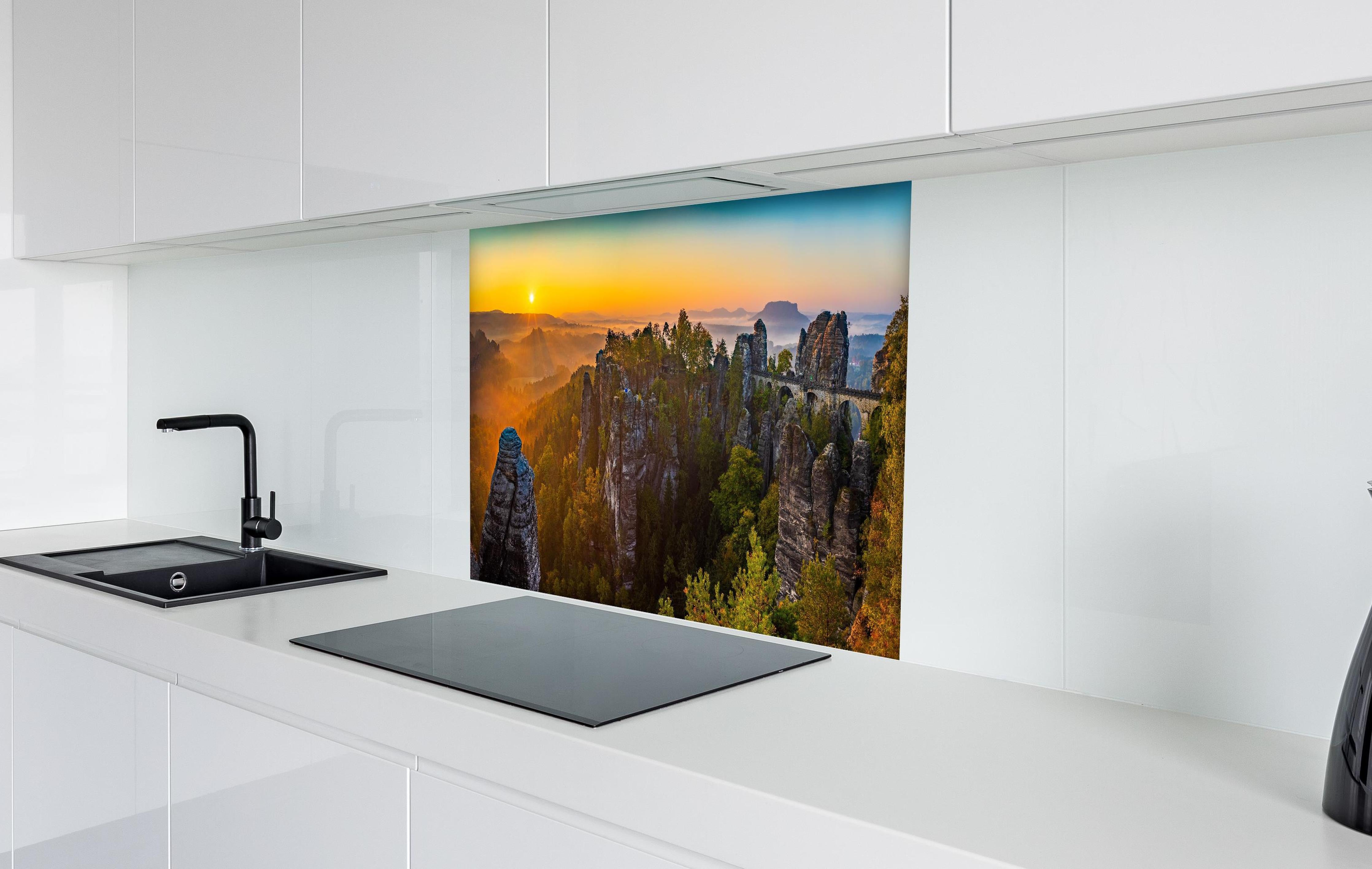 Spritzschutz - Basteibrücke Sonnenaufgang Felsformationen hinter einem Cerankochfeld zwischen Holz-Kochutensilien
