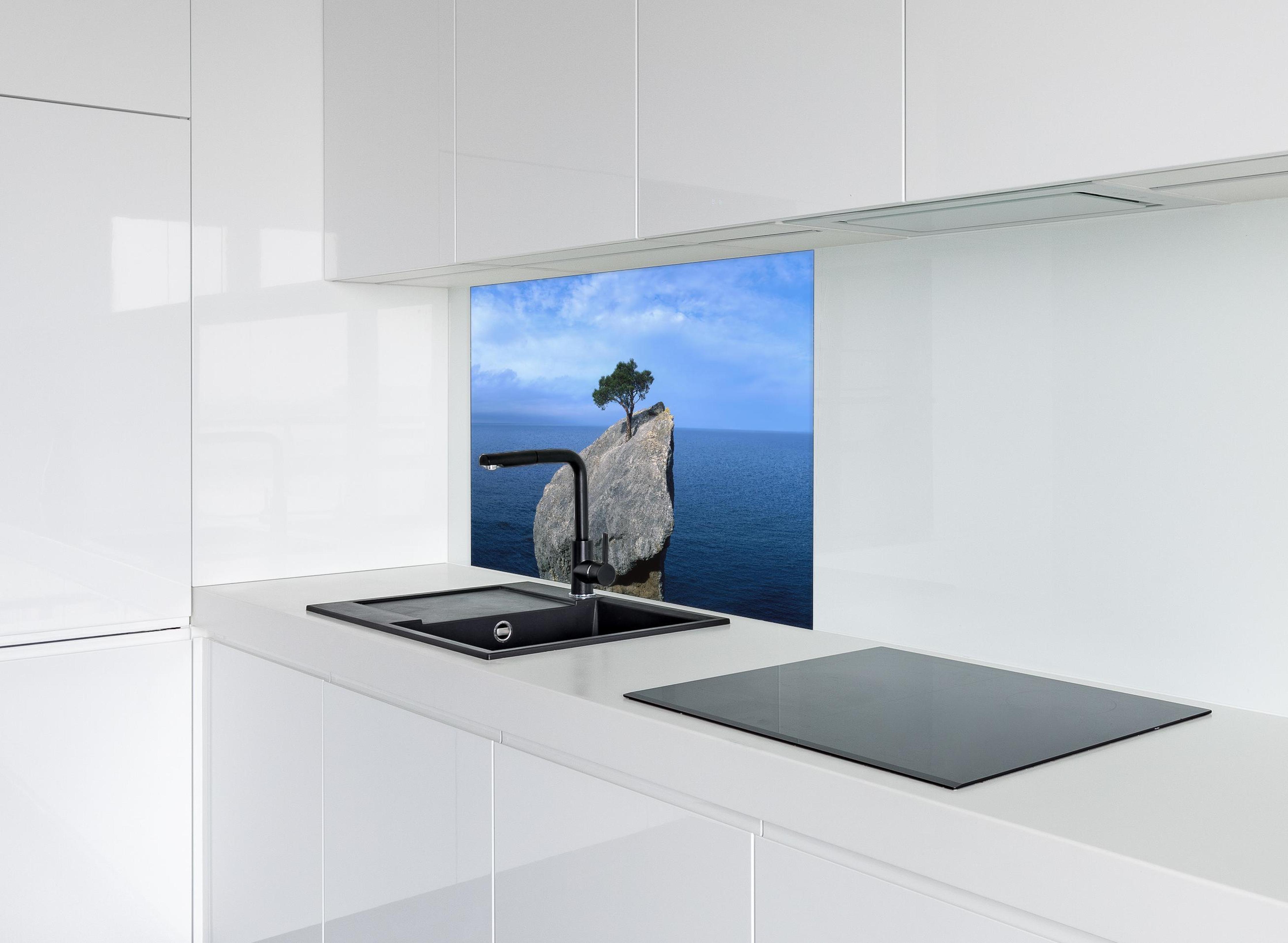 Spritzschutz - Baum auf Fels mitten im Ozean hinter einem Cerankochfeld zwischen Holz-Kochutensilien
