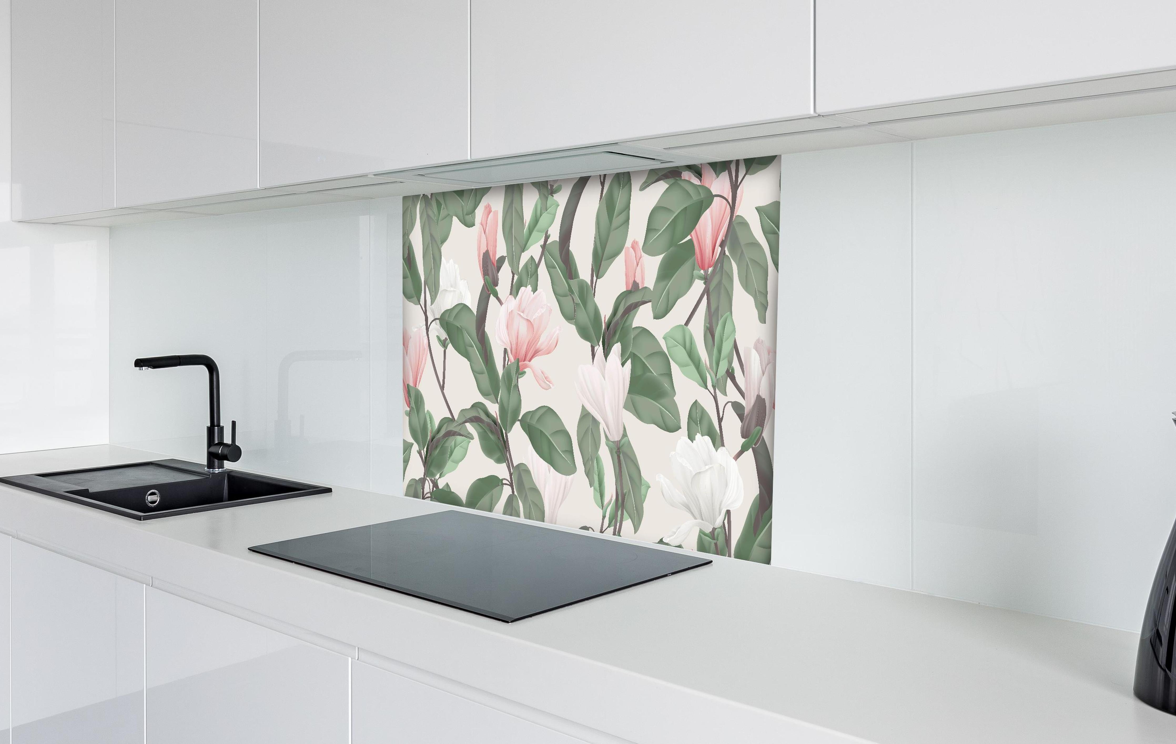 Spritzschutz - Beige Anise Magnolien Blumenmuster hinter einem Cerankochfeld zwischen Holz-Kochutensilien
