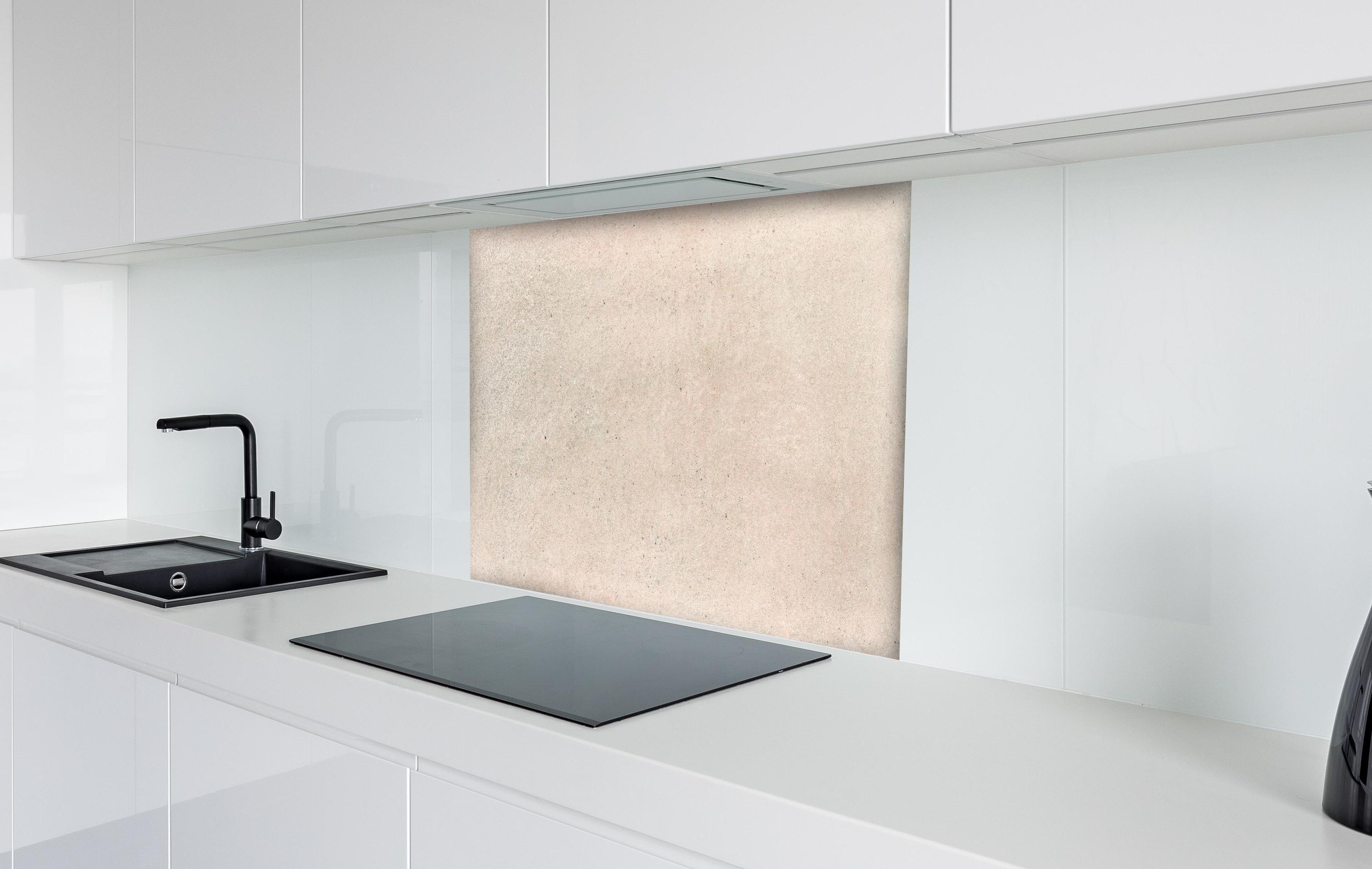 Spritzschutz - Beige Betonhintergrund hinter einem Cerankochfeld zwischen Holz-Kochutensilien
