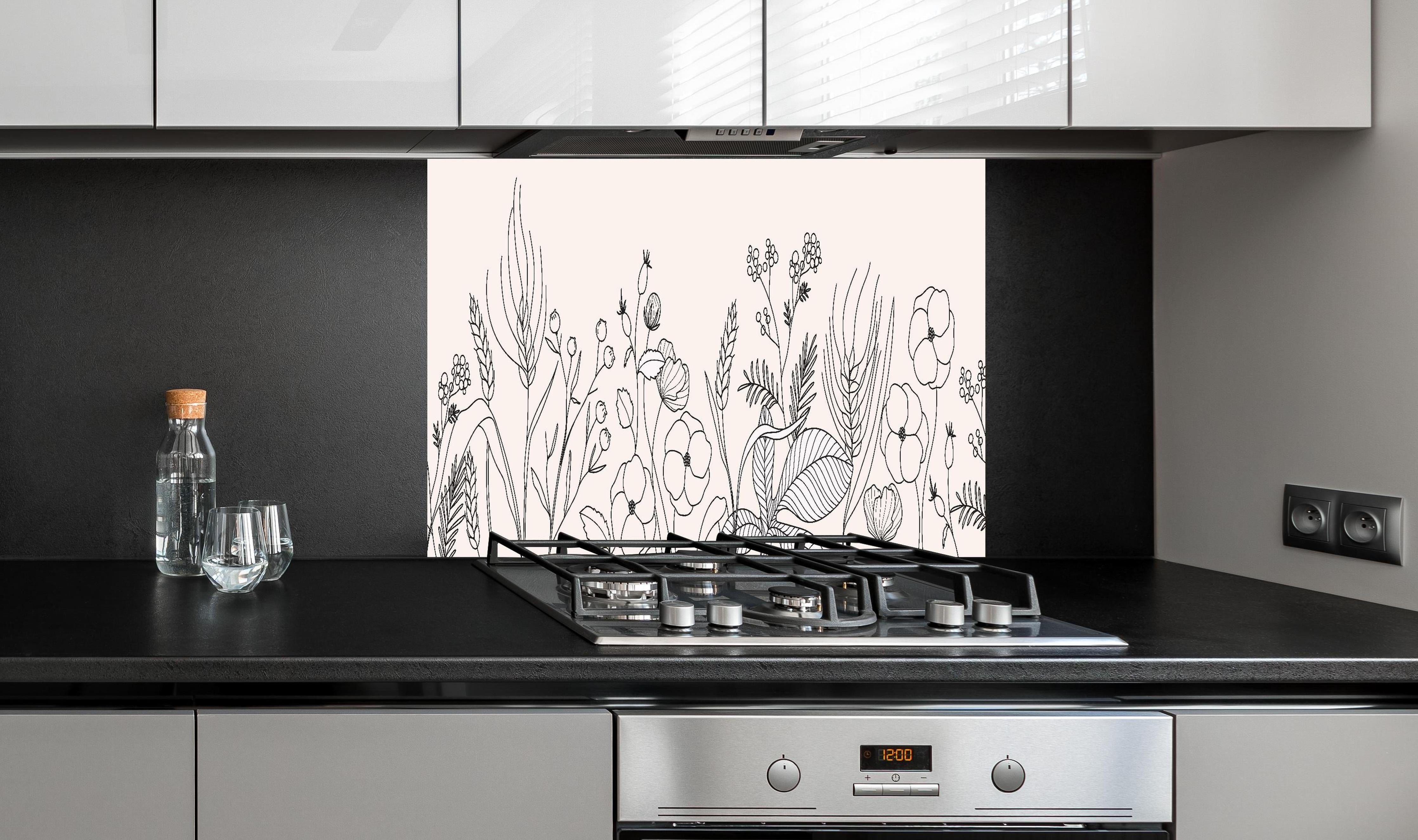 Spritzschutz - Beige Blumen- und Pflanzenillustrationen hinter einem Cerankochfeld zwischen Holz-Kochutensilien
