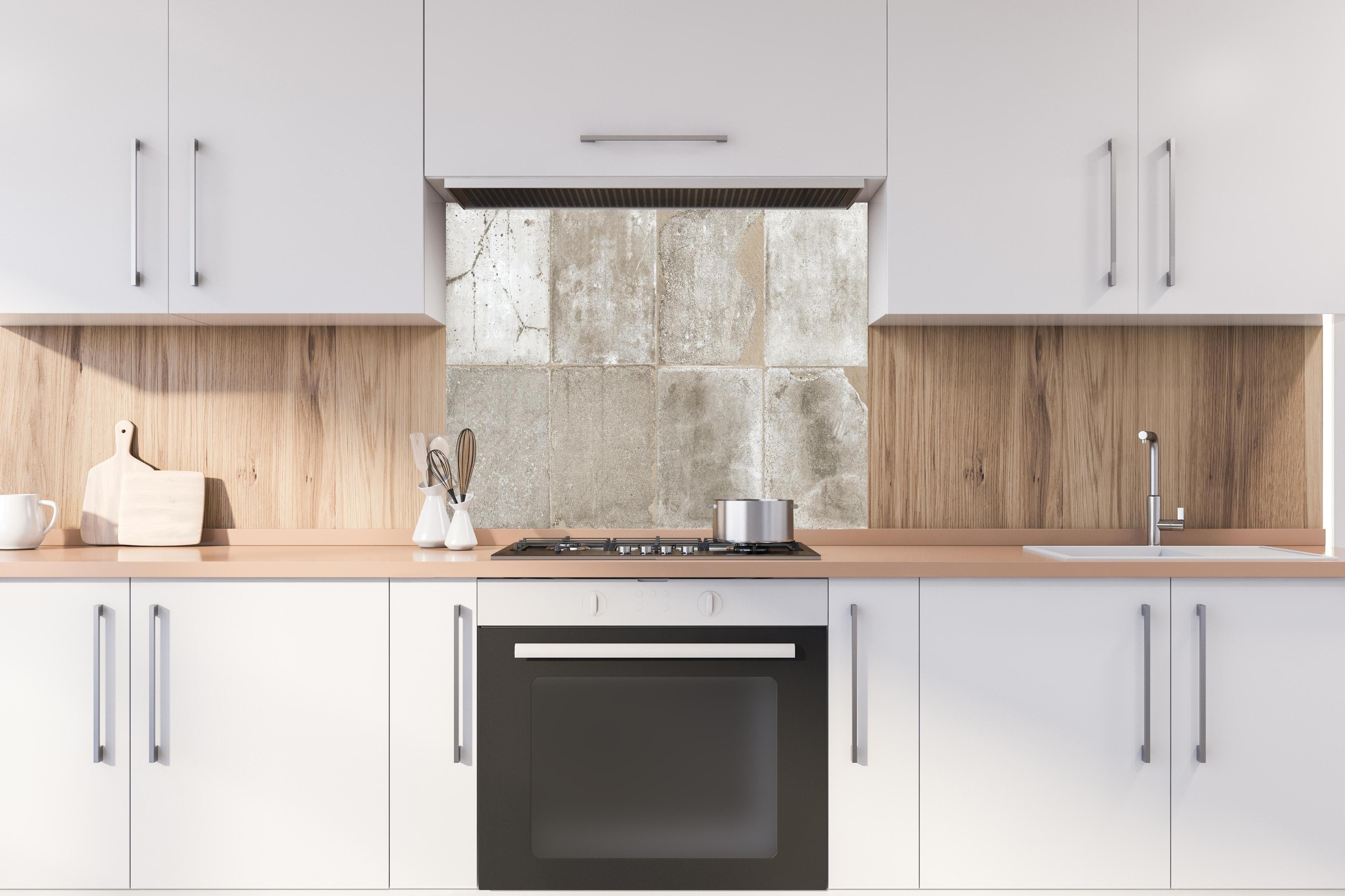 Spritzschutz - Beige-Graue Natursteinwand Textur hinter einem Cerankochfeld zwischen Holz-Kochutensilien
