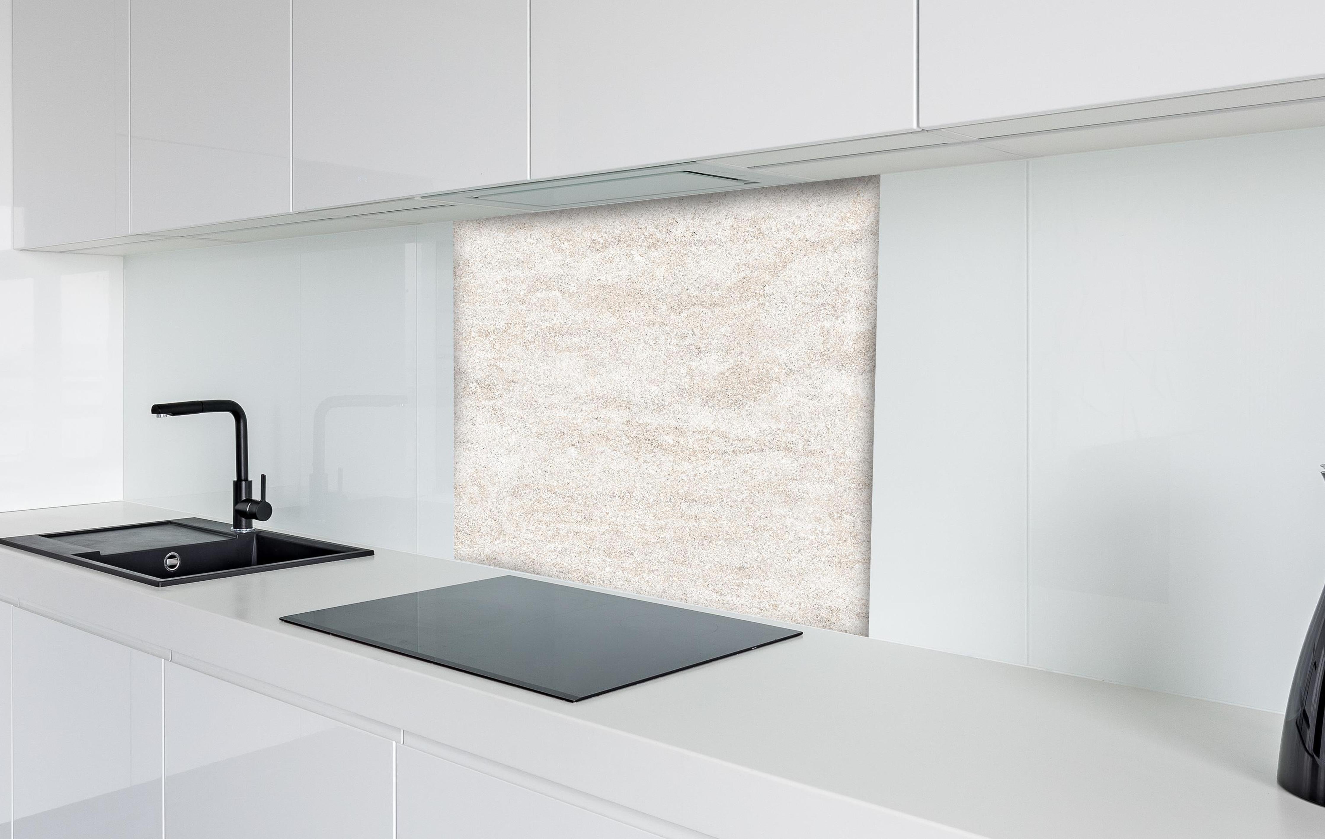 Spritzschutz - Beige Marmor Textur hinter einem Cerankochfeld zwischen Holz-Kochutensilien
