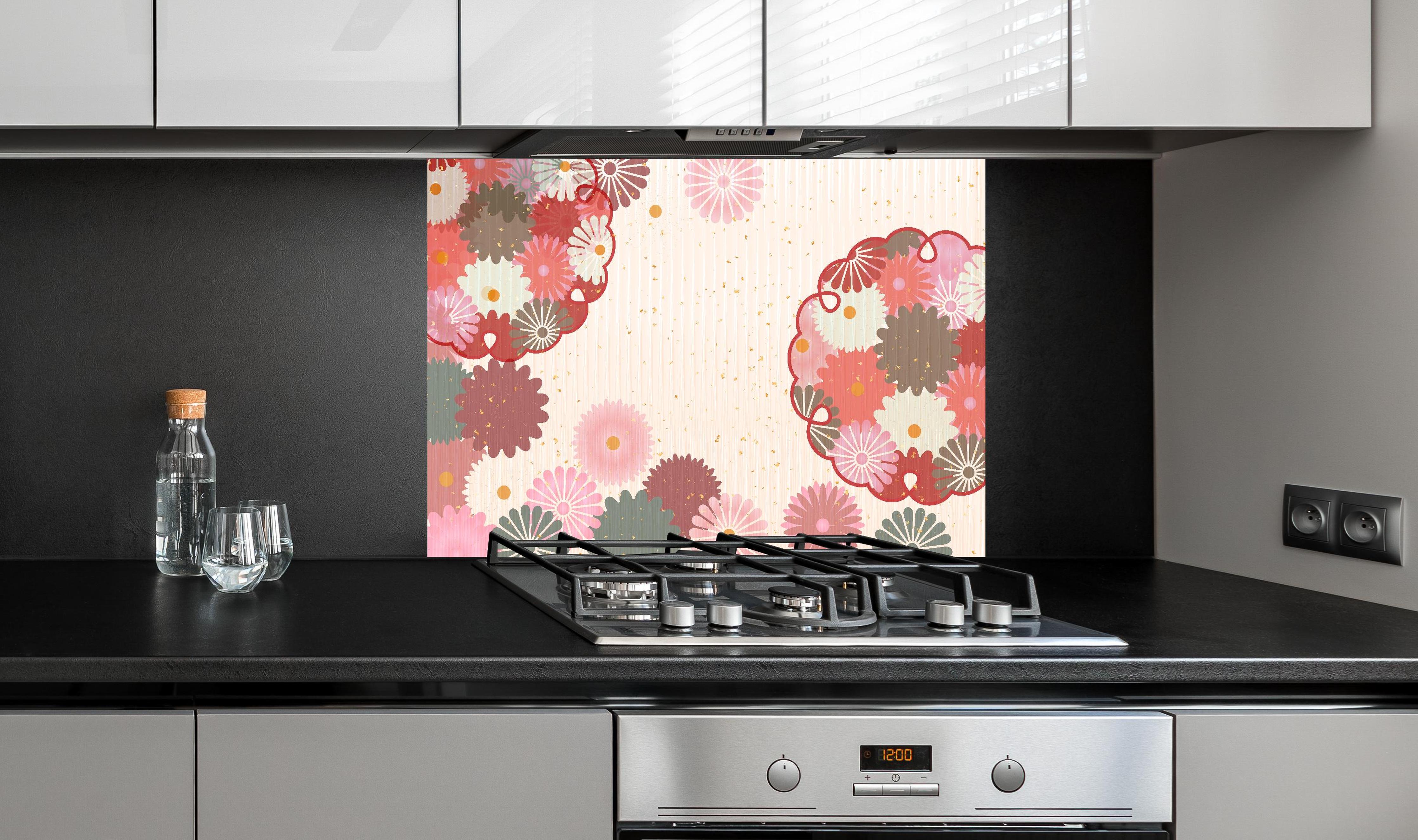 Spritzschutz - Beige-Rosa Blumenmuster Illustration hinter einem Cerankochfeld zwischen Holz-Kochutensilien
