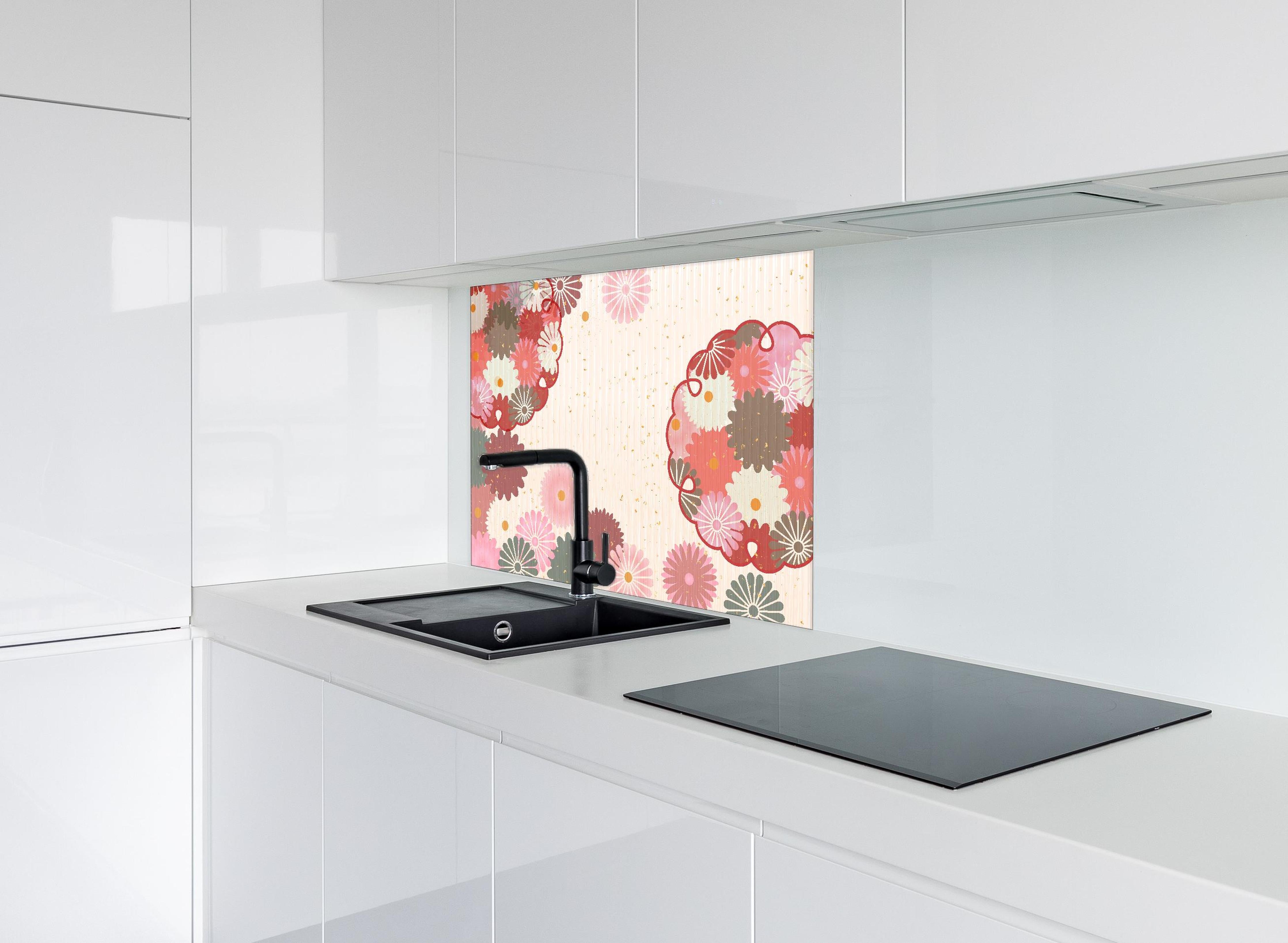 Spritzschutz - Beige-Rosa Blumenmuster Illustration hinter einem Cerankochfeld zwischen Holz-Kochutensilien
